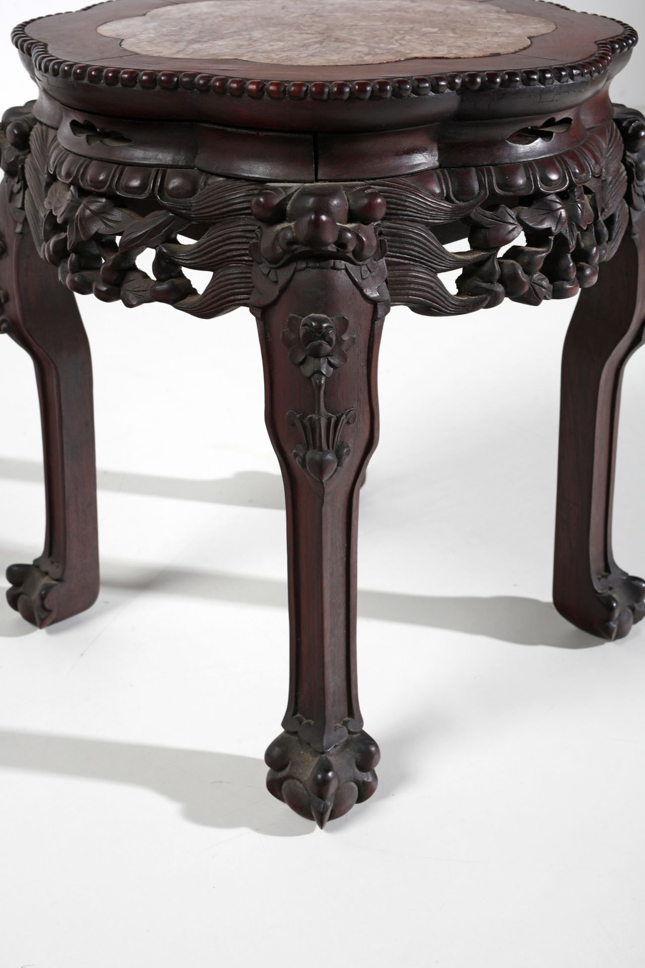 Arte Cinese A pair of wooden stools with pink marble top China, Qing dynasty, 19th century . - Image 3 of 7