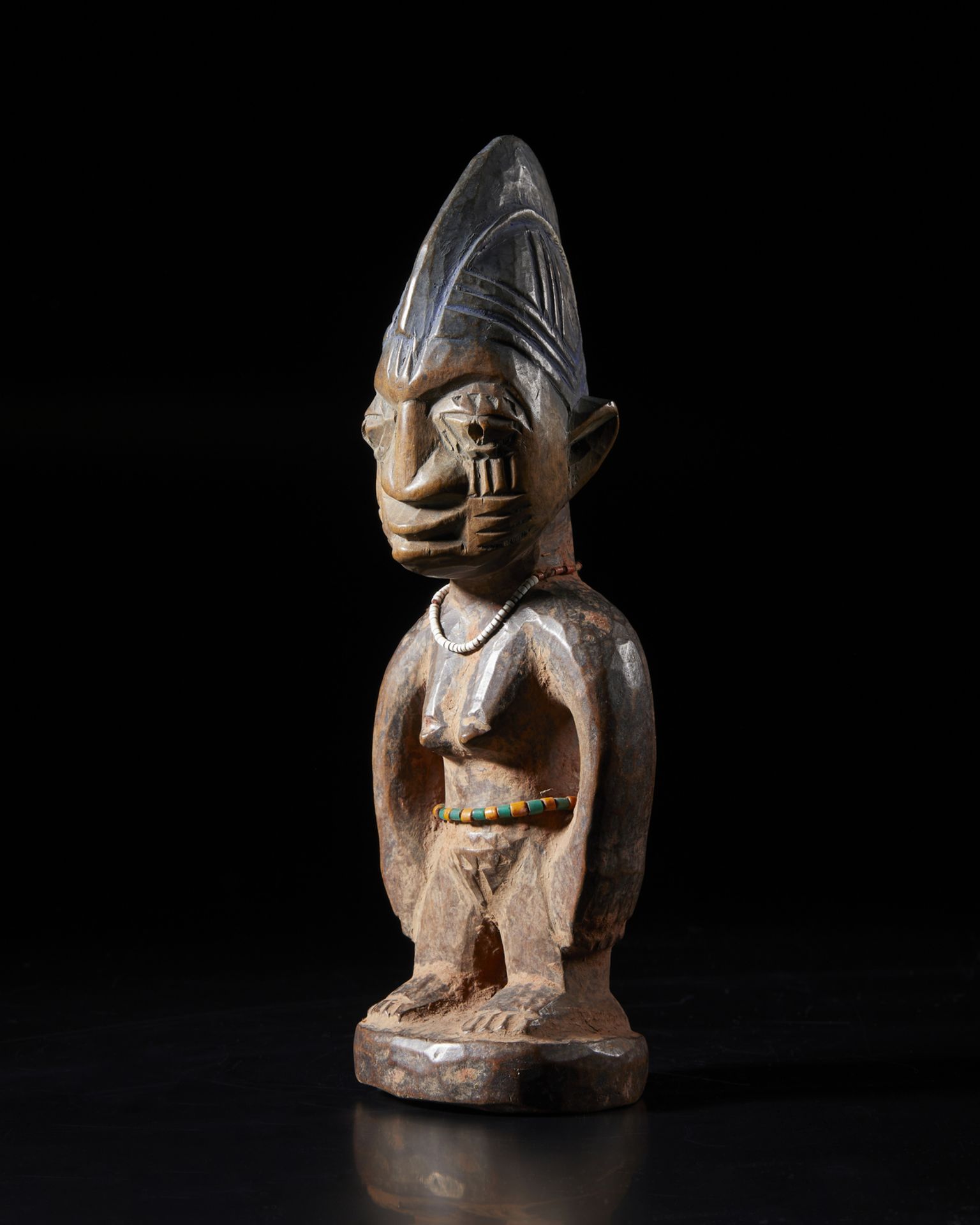 Arte africana Nigeria, Yoruba. Ibeji figure.Wood beads and traces of pigments. Early 20th c. . - Image 2 of 5
