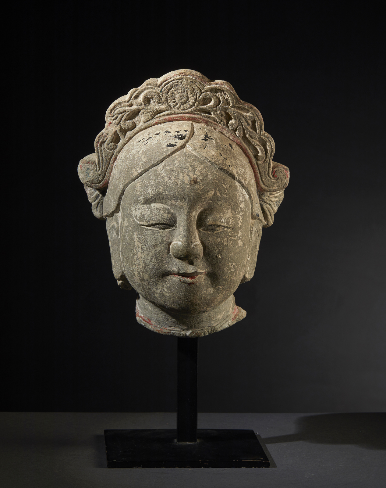 Arte Cinese A sandstone female head.China, Tang dynasty.