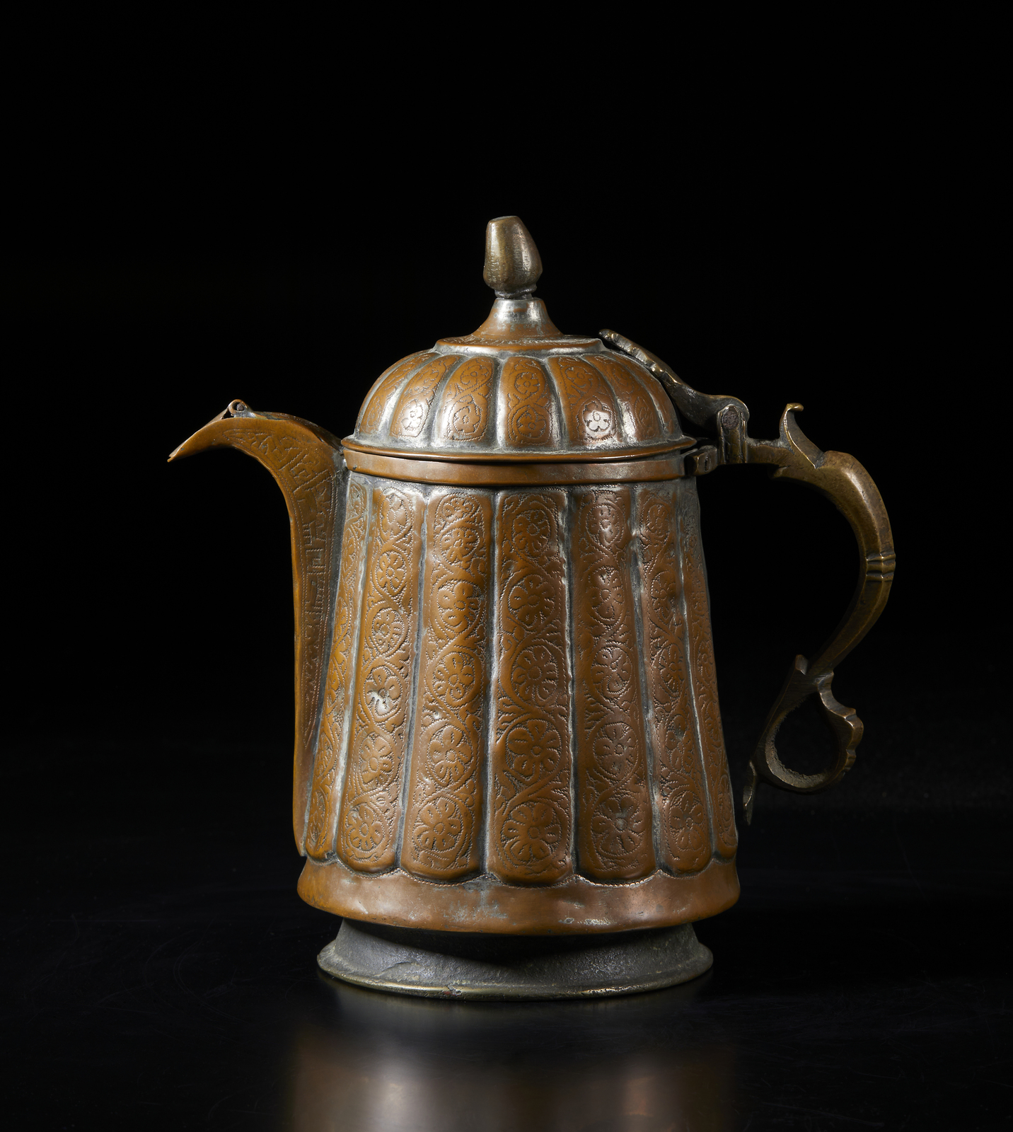 Arte Islamica A large ribbed body copper teapot chiselled with floral motifsKashmir, 19th century . - Image 2 of 4