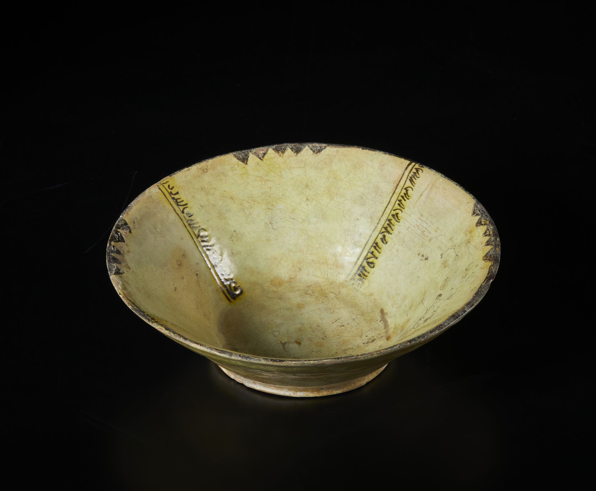 Arte Islamica A slip painted terracotta yellow-staining black bowl Iran, 10th century .