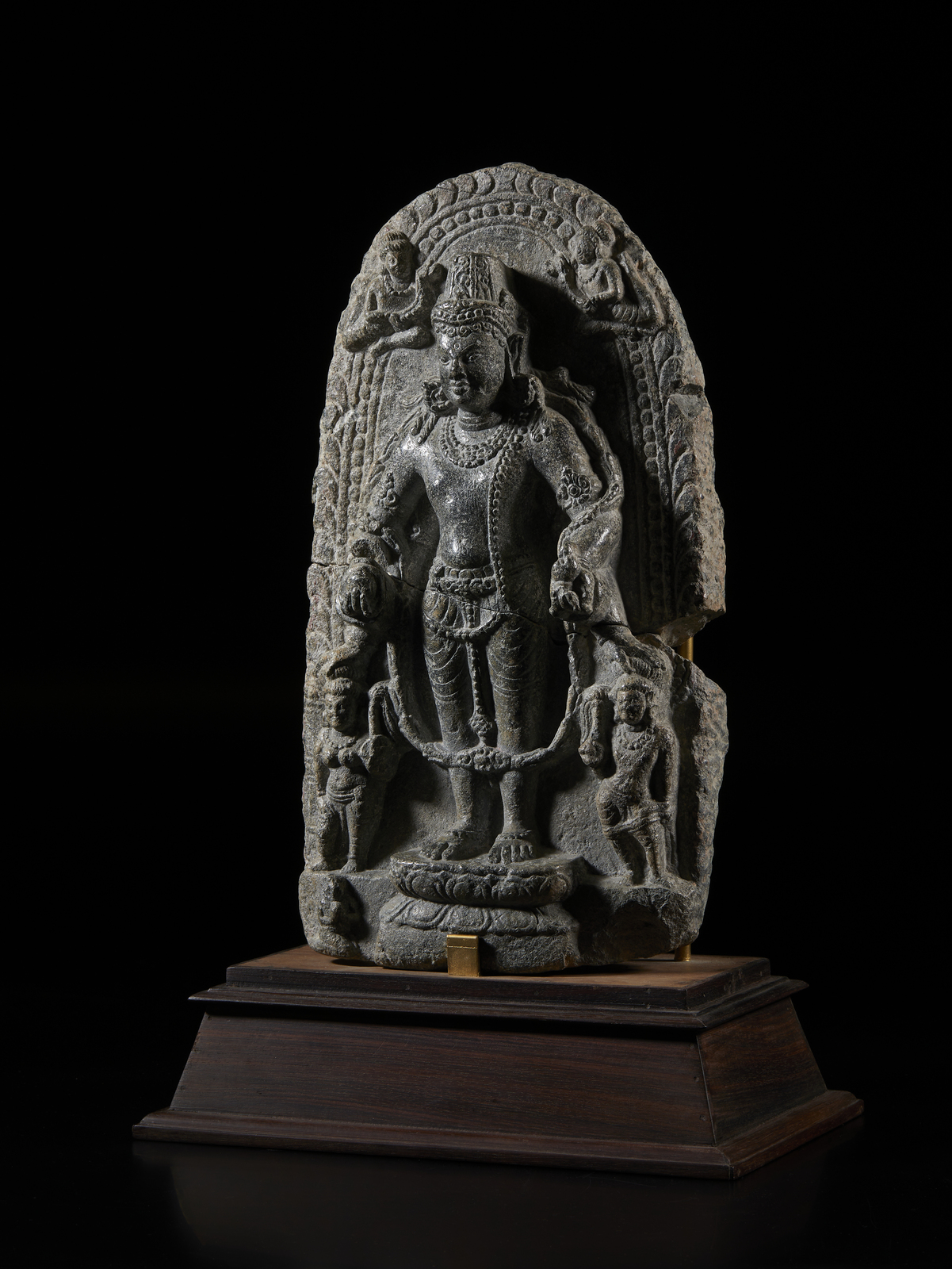 Arte Indiana A black stone stele portraying Lord VishnuNorth-Eastern India, Bihar, Pala period, 11t