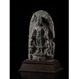 Arte Indiana A black stone stele portraying Lord VishnuNorth-Eastern India, Bihar, Pala period, 11t