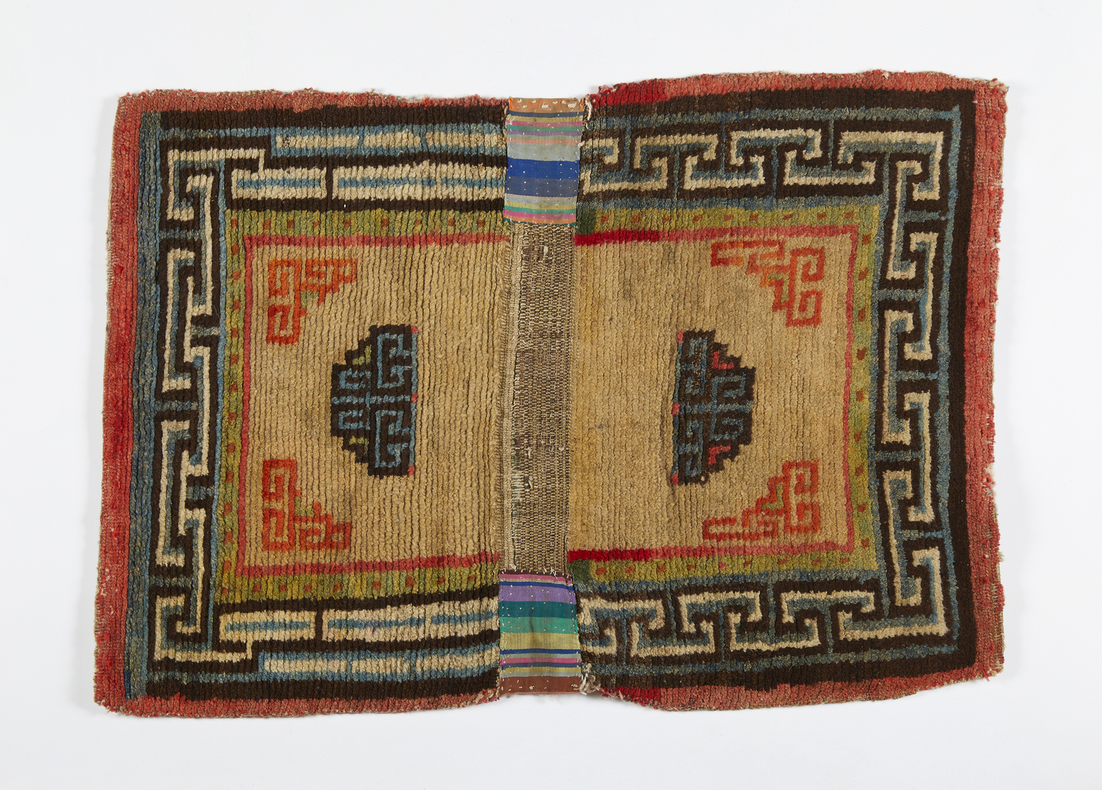 Arte Himalayana A Tibetan saddle rug Late 19th century .