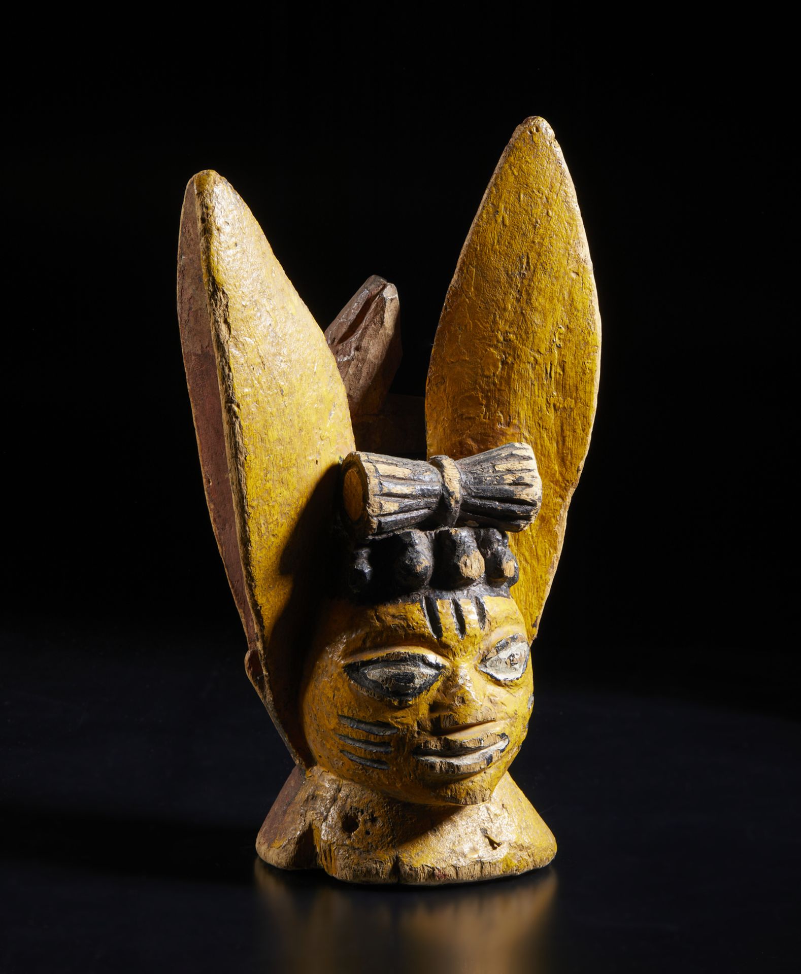Arte africana Nigeria, Yoruba. Apasa crest mask. Wood and pigments. .