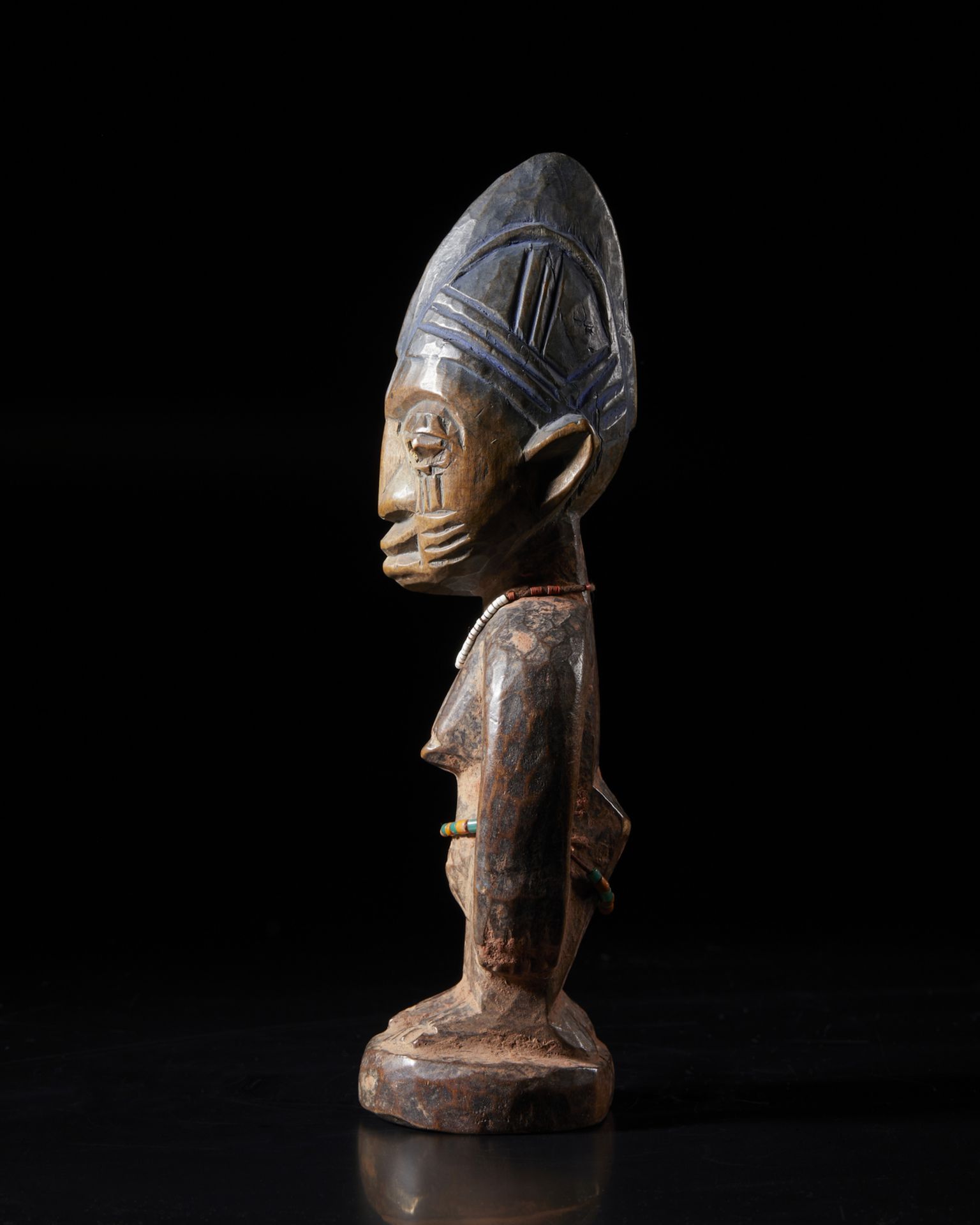 Arte africana Nigeria, Yoruba. Ibeji figure.Wood beads and traces of pigments. Early 20th c. . - Image 3 of 5