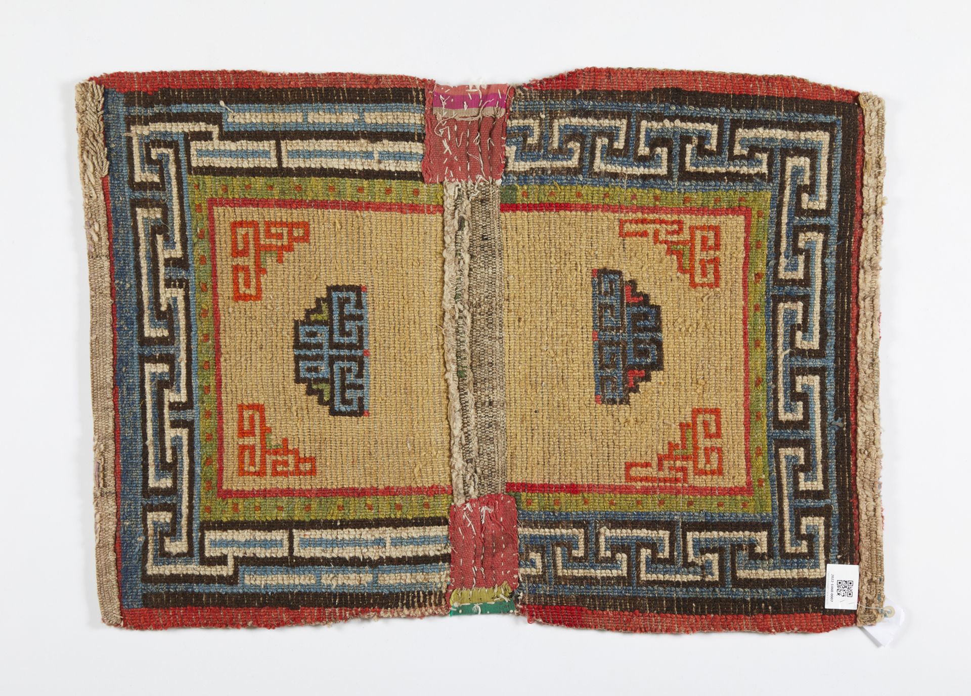 Arte Himalayana  A Tibetan saddle rug Late 19th century . - Bild 2 aus 2