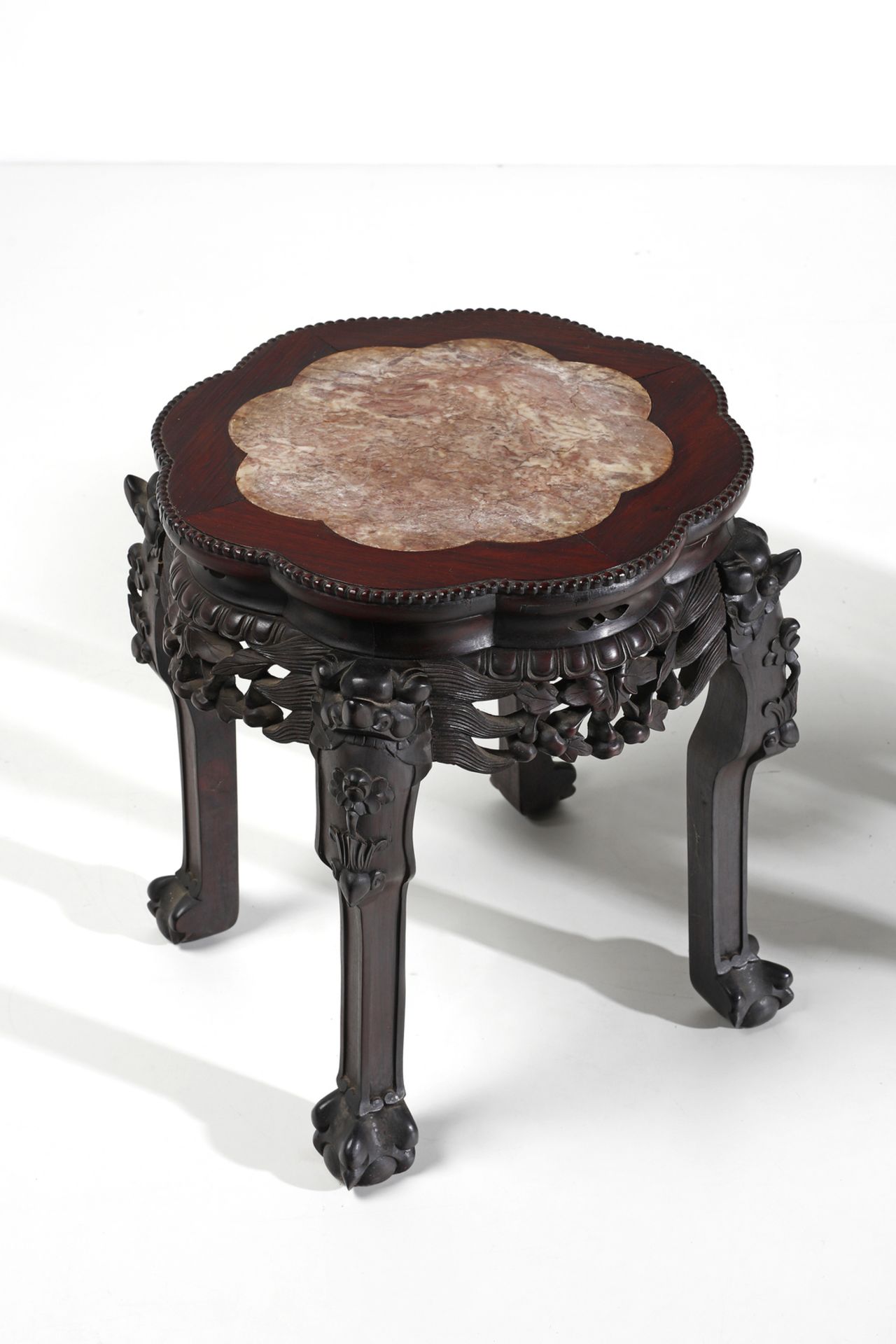 Arte Cinese A pair of wooden stools with pink marble top China, Qing dynasty, 19th century . - Image 2 of 7