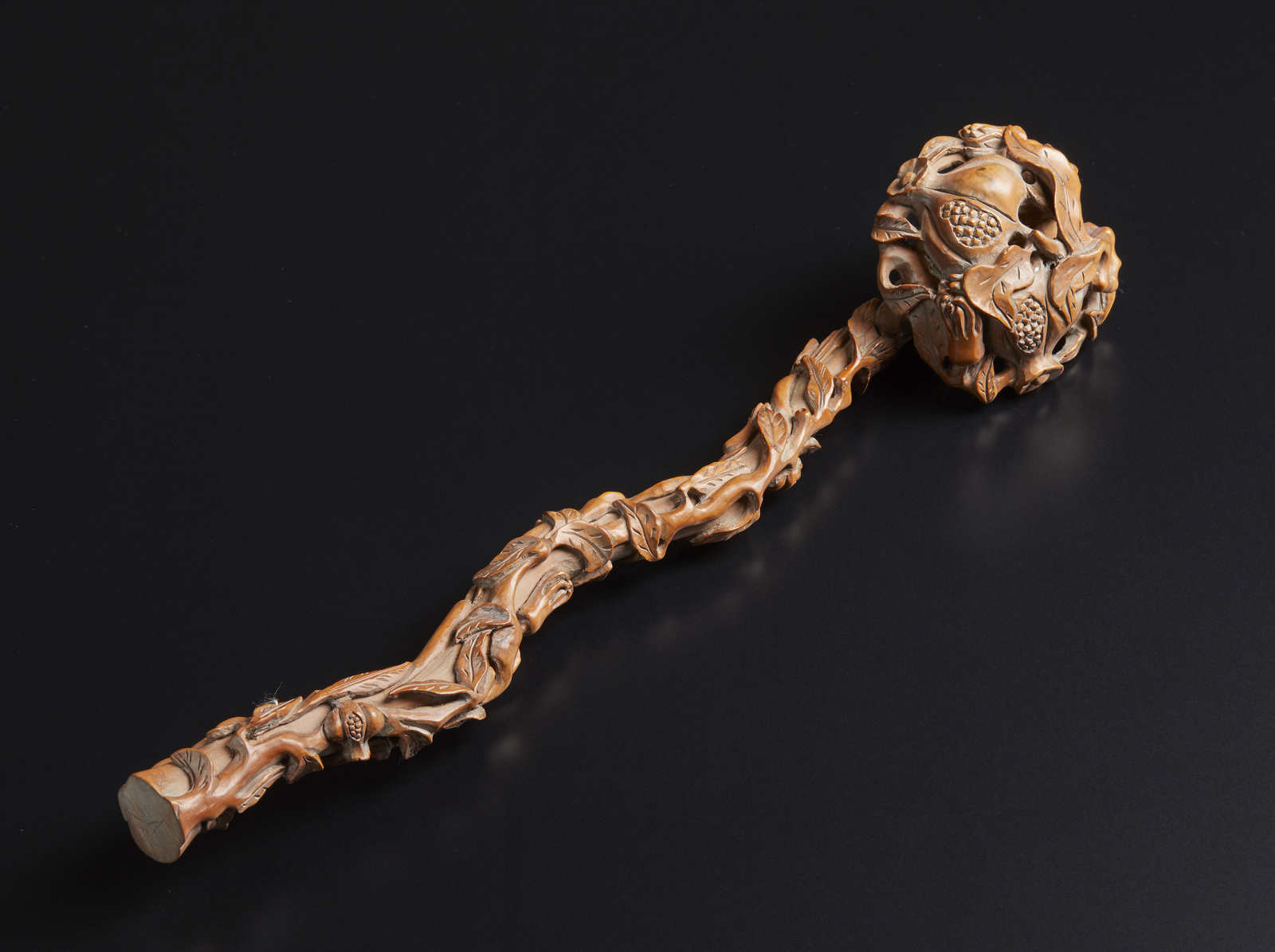 Arte Cinese A boxwood ruyi scepter carved with vegetal motifChina, Qing dynasty, 19th century .