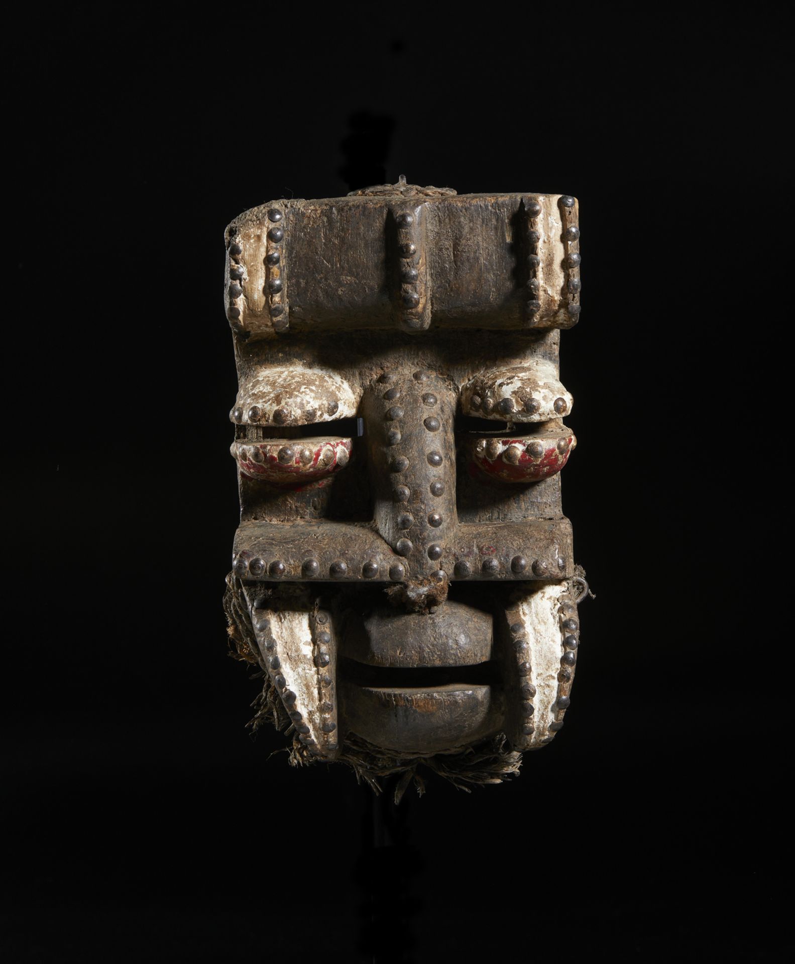 Arte africana Ivory Coast, Gueré Wooden mask.Wood, studs, kaolin, jute .