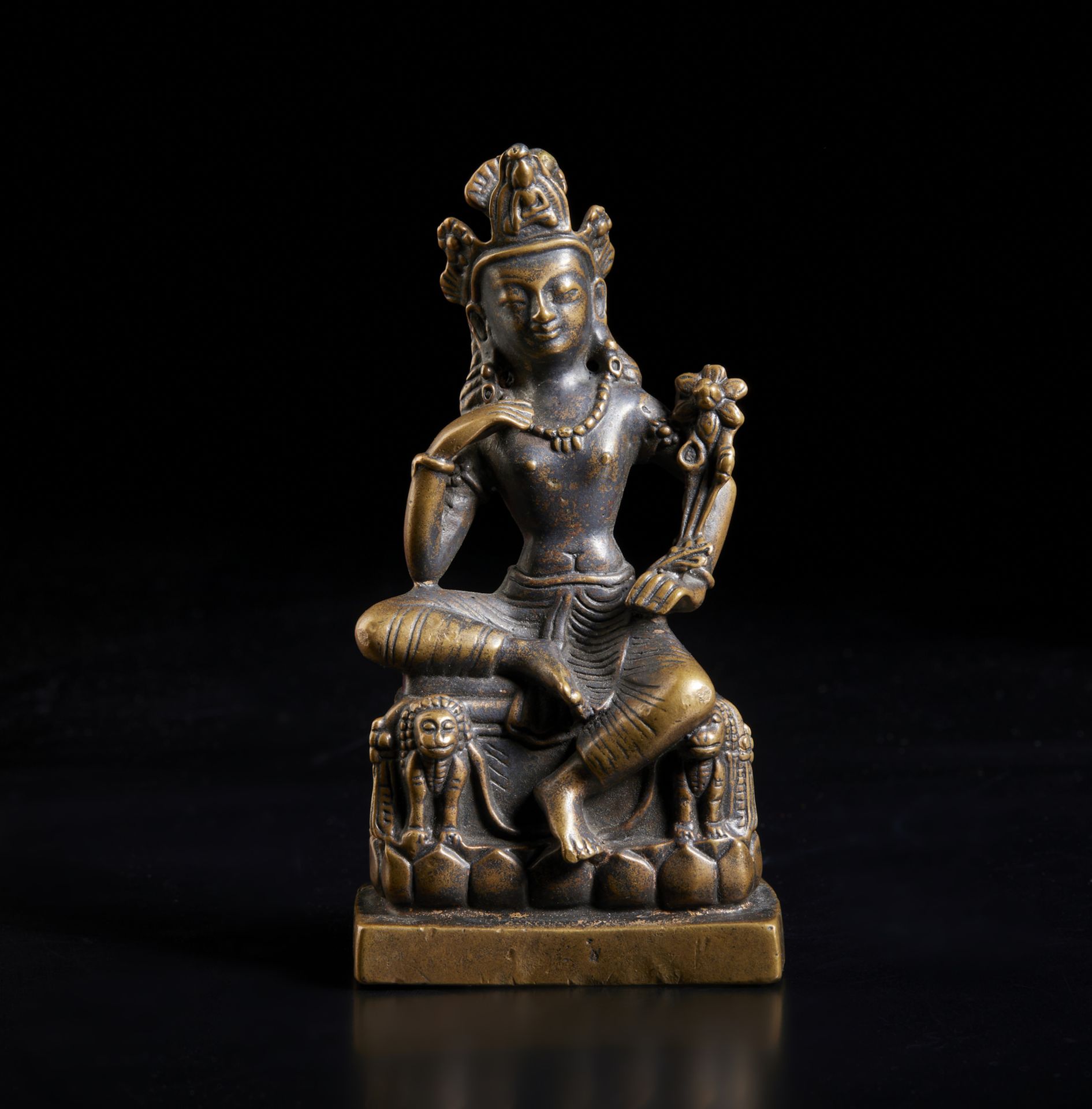 Arte Indiana A bronze figure of seated Avalokitesvara Northern India or Kashmir, 20th century . - Image 2 of 4