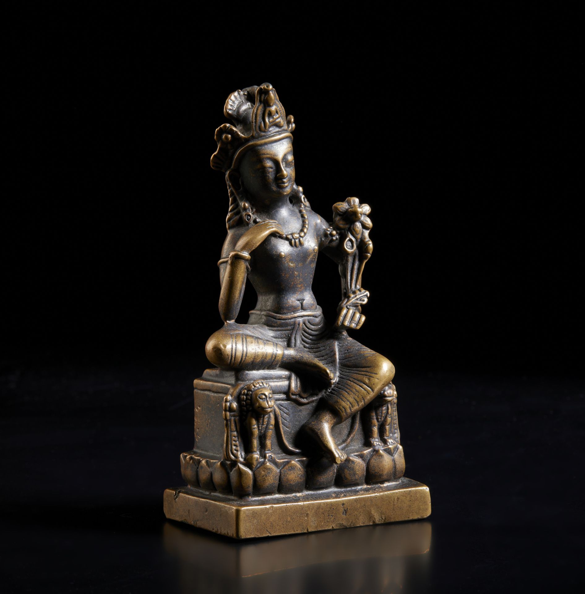 Arte Indiana A bronze figure of seated Avalokitesvara Northern India or Kashmir, 20th century .