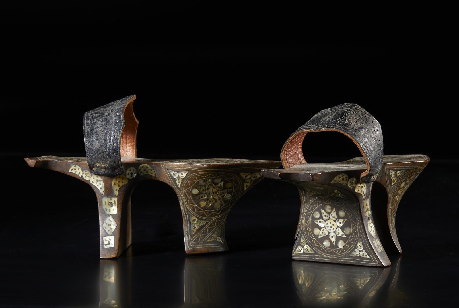 Arte Islamica A pair of mother-of-pearl inlaid wooden hammam clogs Ottoman Turkey, 19th century . - Image 4 of 4