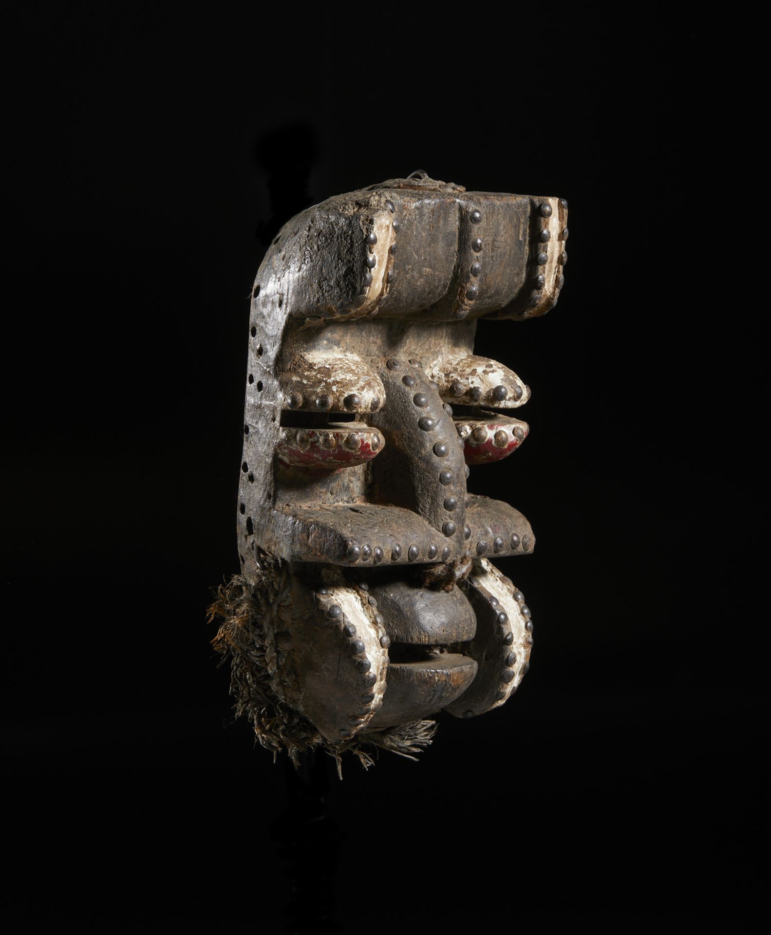 Arte africana Ivory Coast, Gueré Wooden mask.Wood, studs, kaolin, jute . - Image 2 of 4