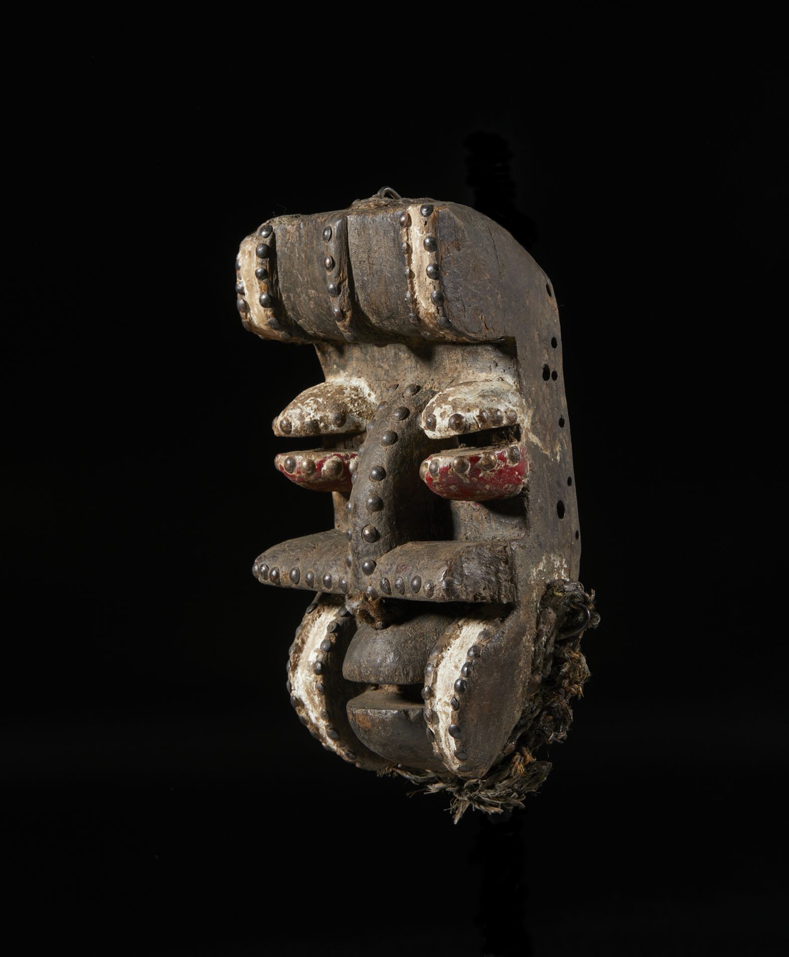 Arte africana Ivory Coast, Gueré Wooden mask.Wood, studs, kaolin, jute . - Image 3 of 4