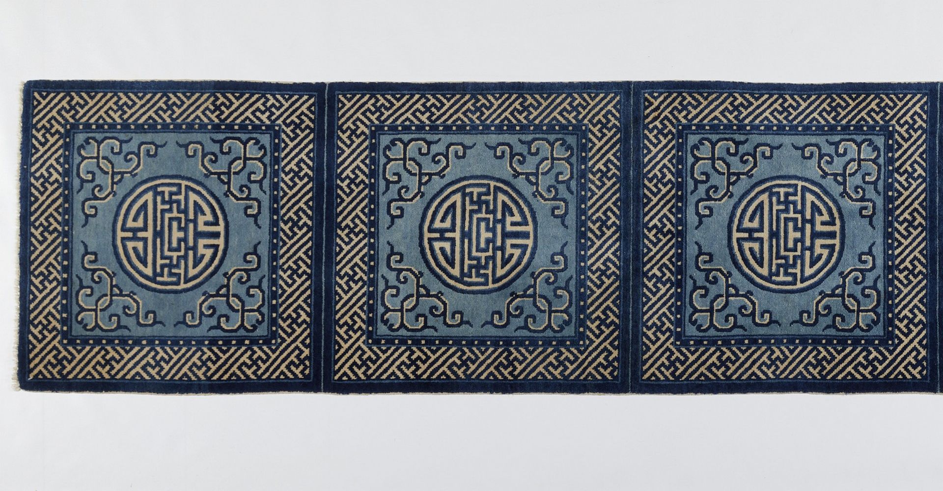 Arte Cinese A fine eight-seat Baotou blue ground rugChinese inner Mongolia, early 20th century . - Image 3 of 3