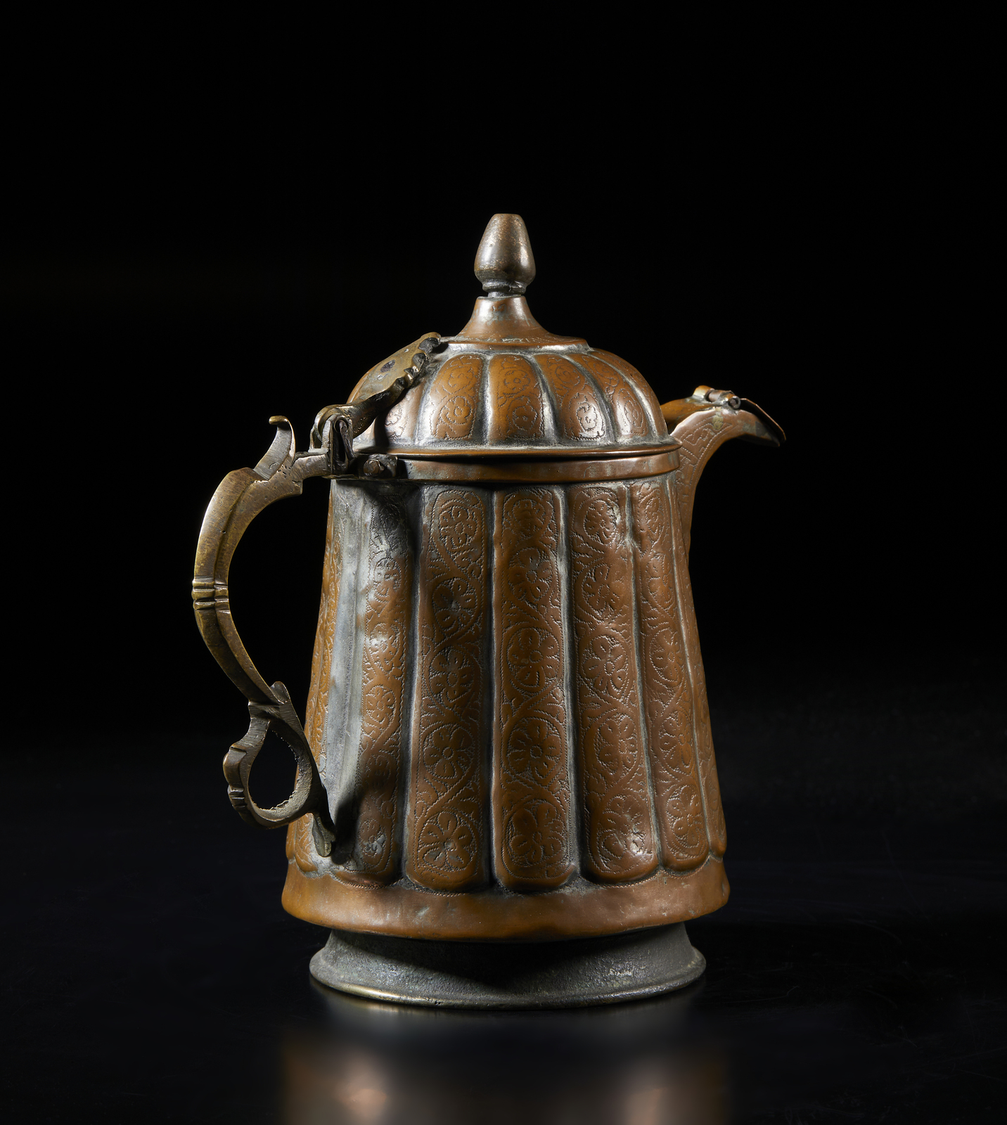 Arte Islamica A large ribbed body copper teapot chiselled with floral motifsKashmir, 19th century . - Image 3 of 4