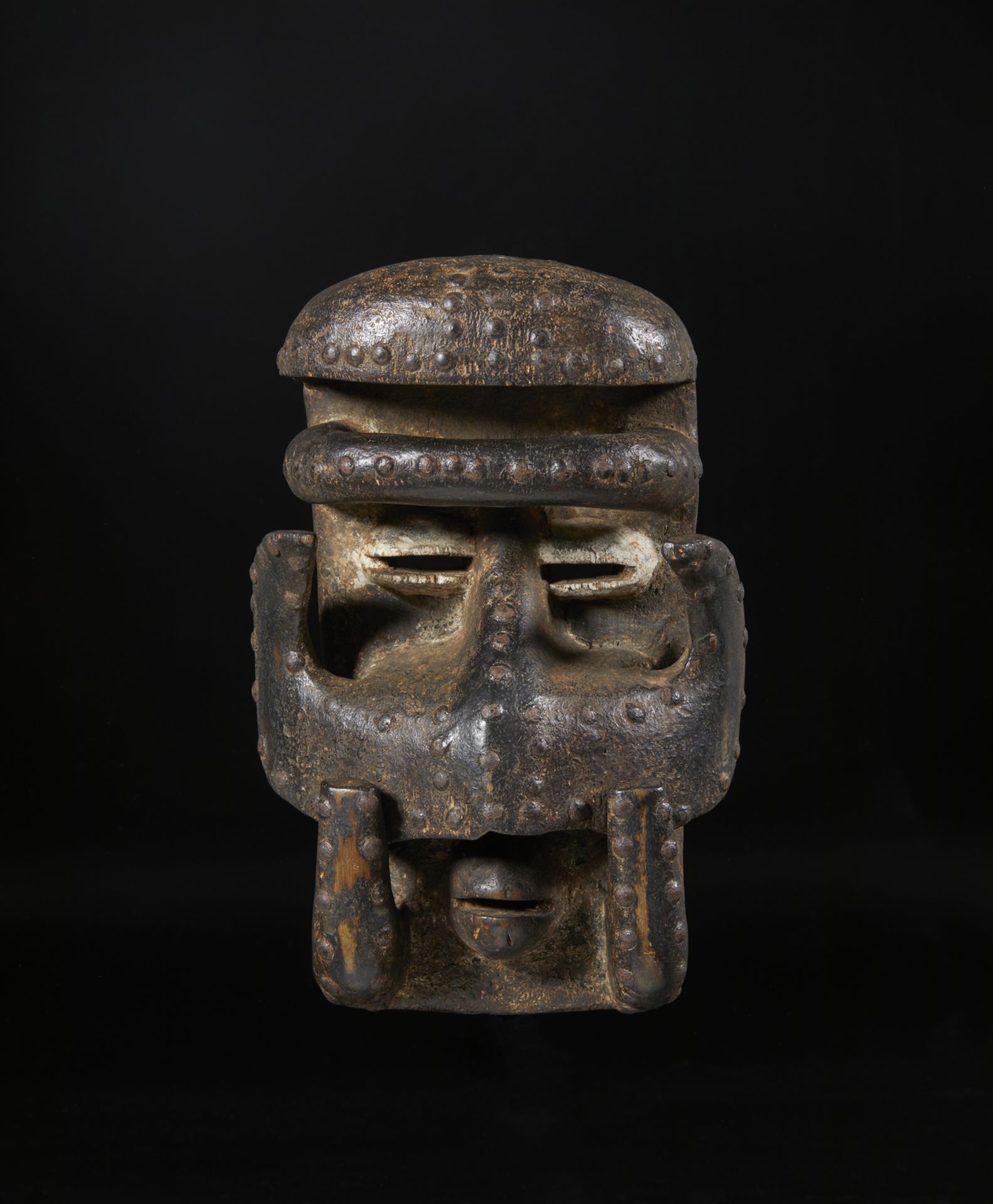 Arte africana Liberia/ Ivory Coast, Bete. Wooden mask, leather, studs.Signs of use.