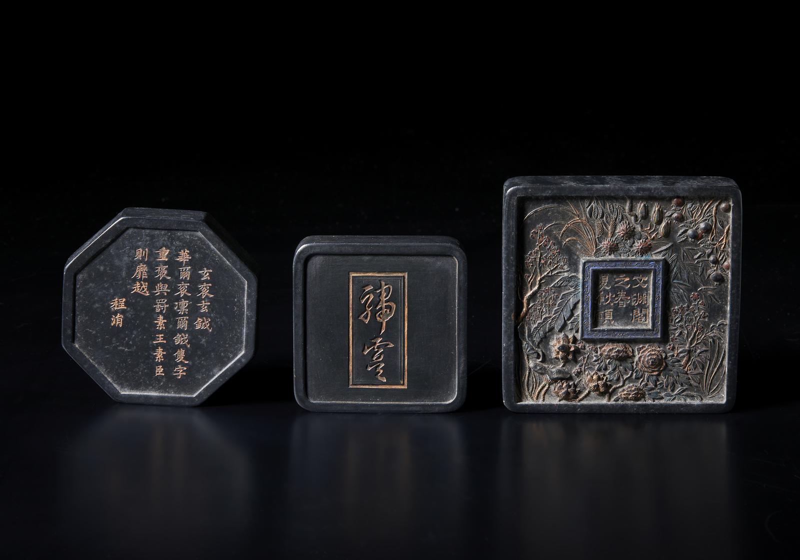 Arte Cinese Three different size and shape moulded ink sticksChina, Qing dynasty, 19th century. - Image 3 of 3