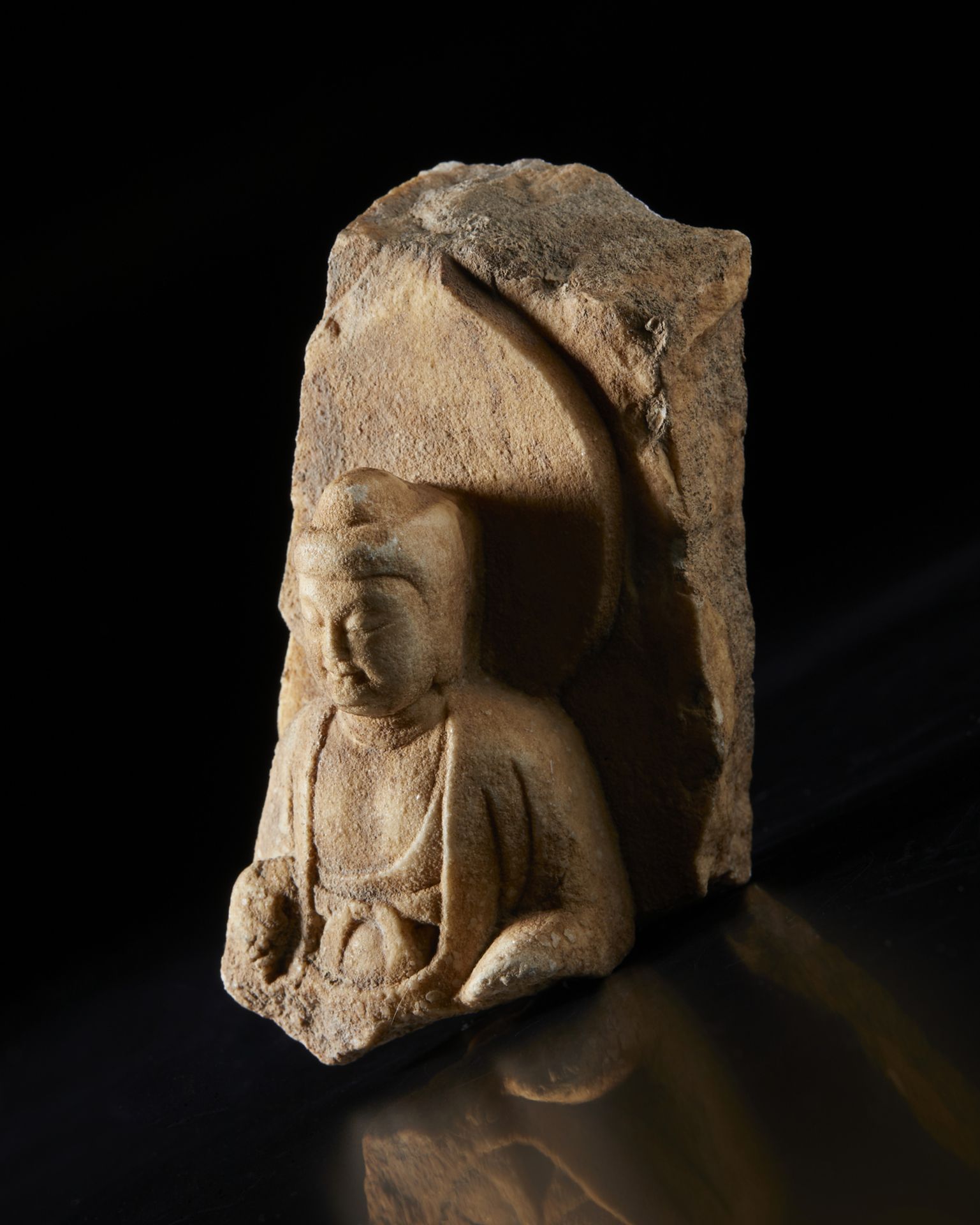 Arte Cinese A fragment of a white marble sculpture portraying BuddhaChina, Wei dynasty, 5th-6th cen - Image 2 of 4