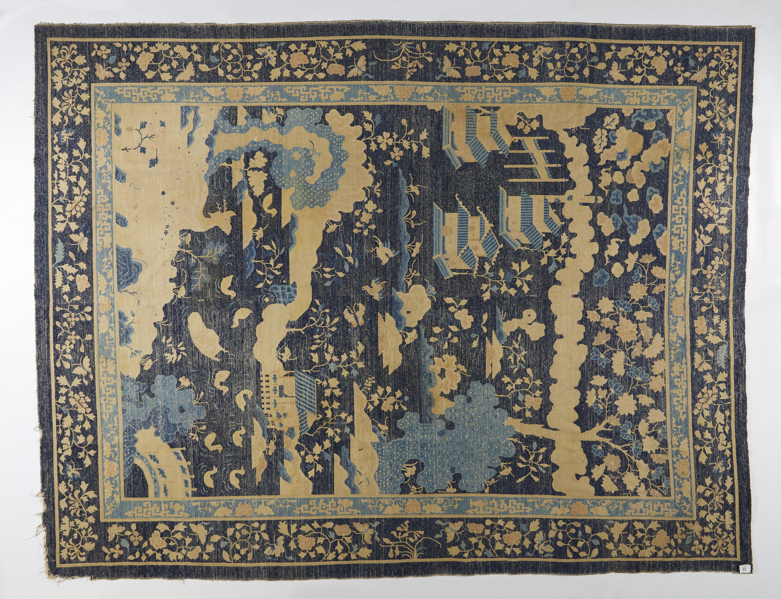 Arte Cinese A fine Beijing rug depicting a landscape China, late 19th century . - Image 3 of 3