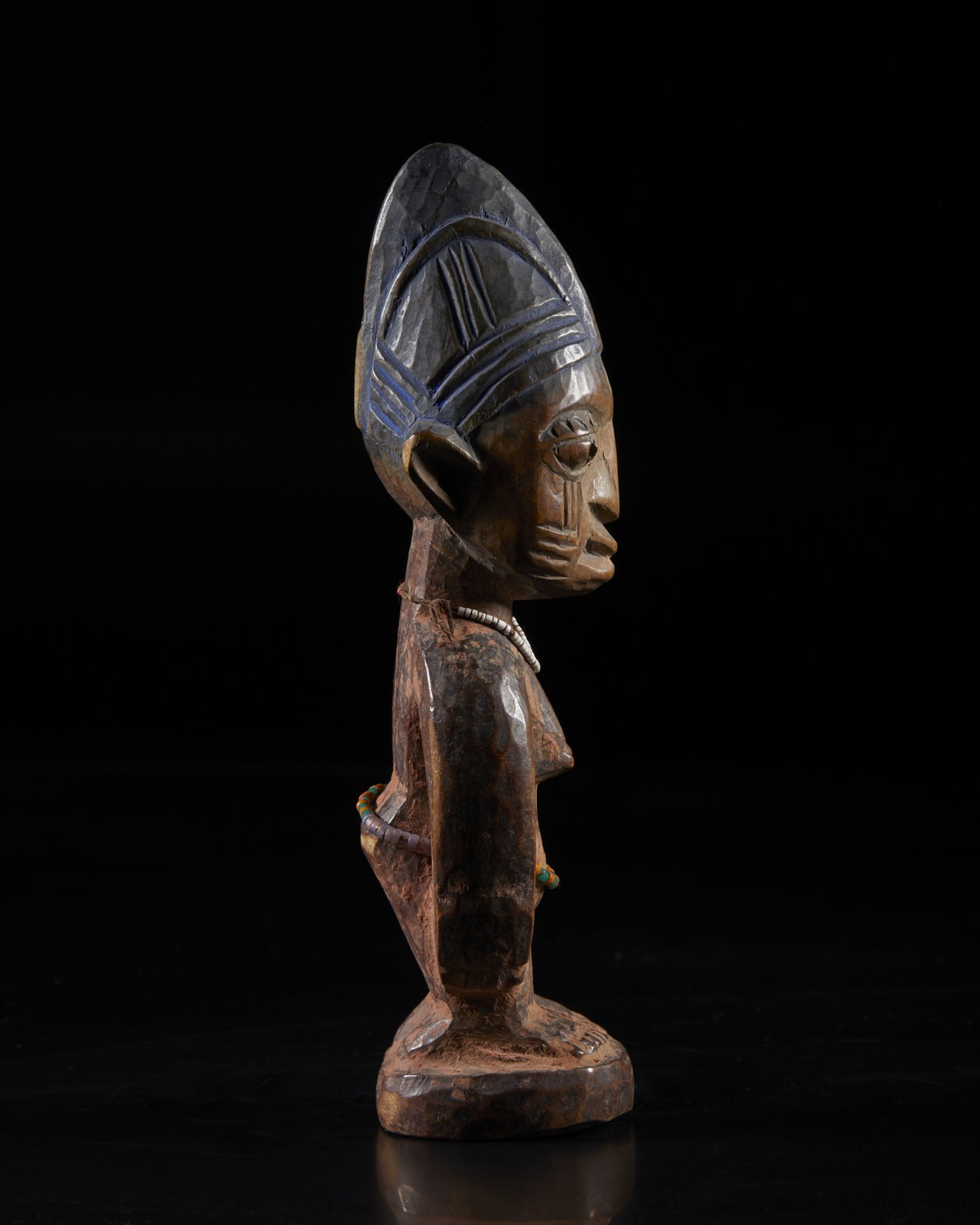 Arte africana Nigeria, Yoruba. Ibeji figure.Wood beads and traces of pigments. Early 20th c. . - Image 5 of 5