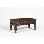 Arte Cinese A hongmu wood Kang tableCina, Qing dynasty, 19th century .