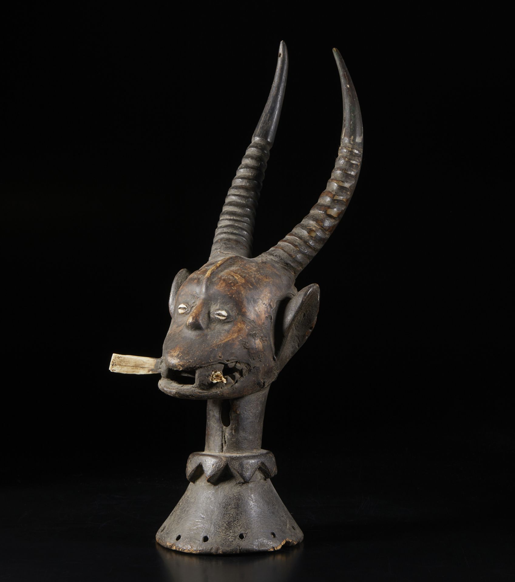 Arte africana Cross River region, Ekoi.Sculpture wood, horn, bone, shells.Signs of use.