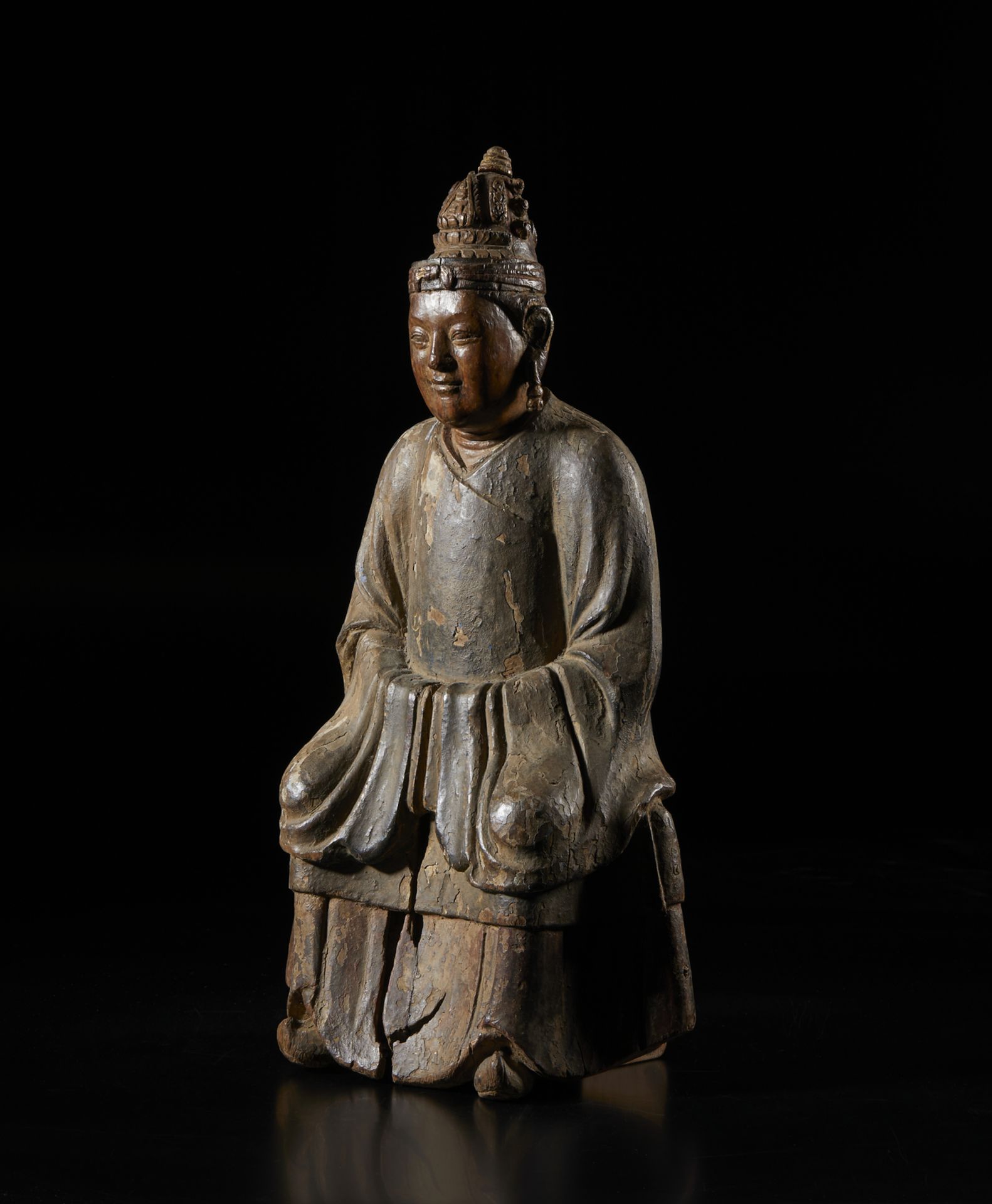 Arte Cinese A wooden lacquered figure of a seated dignitary China, Ming dynasty, 16th century .