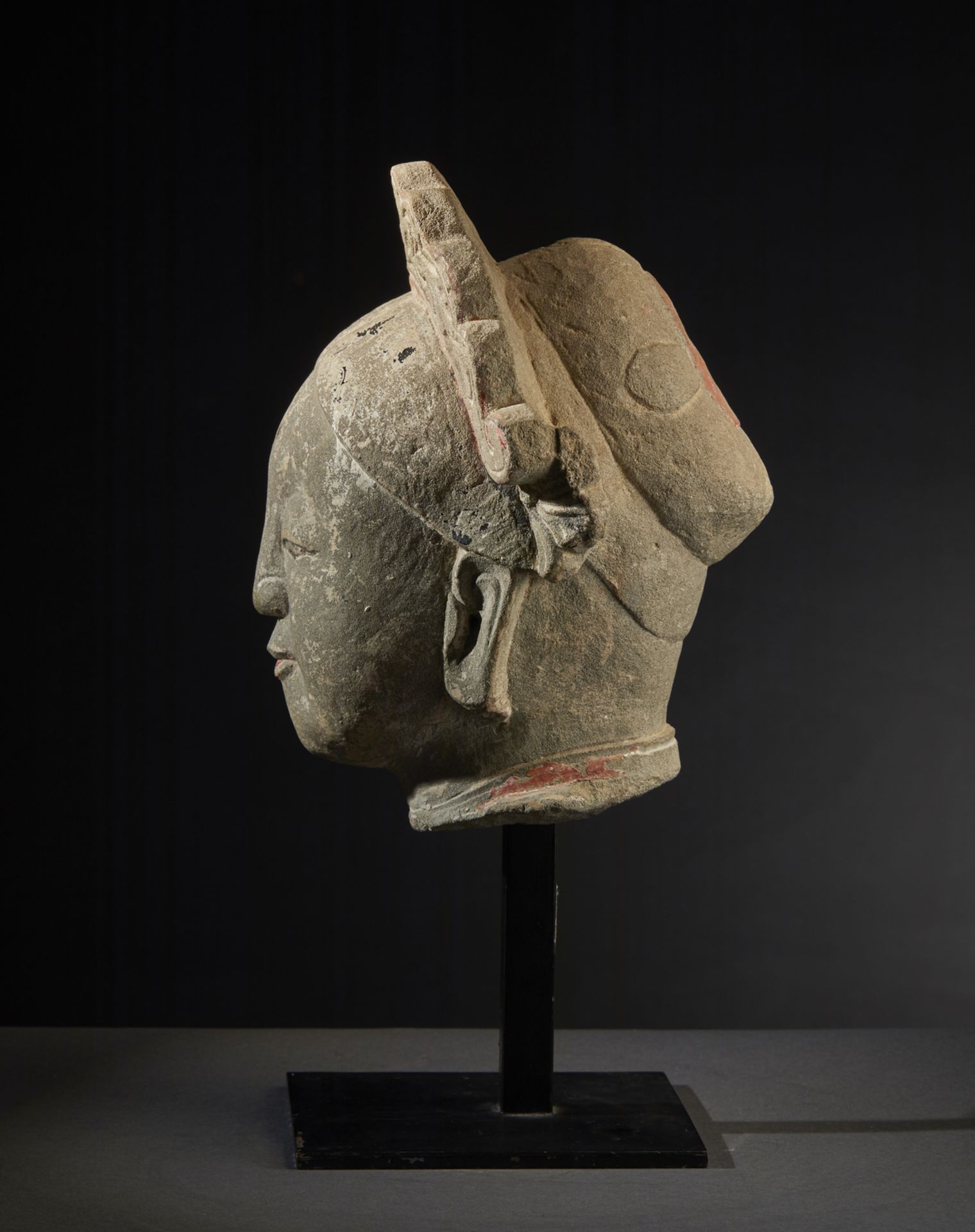 Arte Cinese A sandstone female head.China, Tang dynasty. - Image 3 of 5