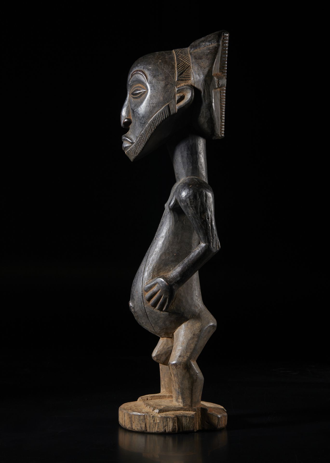 Arte africana Democratic Republic of Congo, Hemba. Figure of an ancestor. Wood with dark patina. La - Image 3 of 6