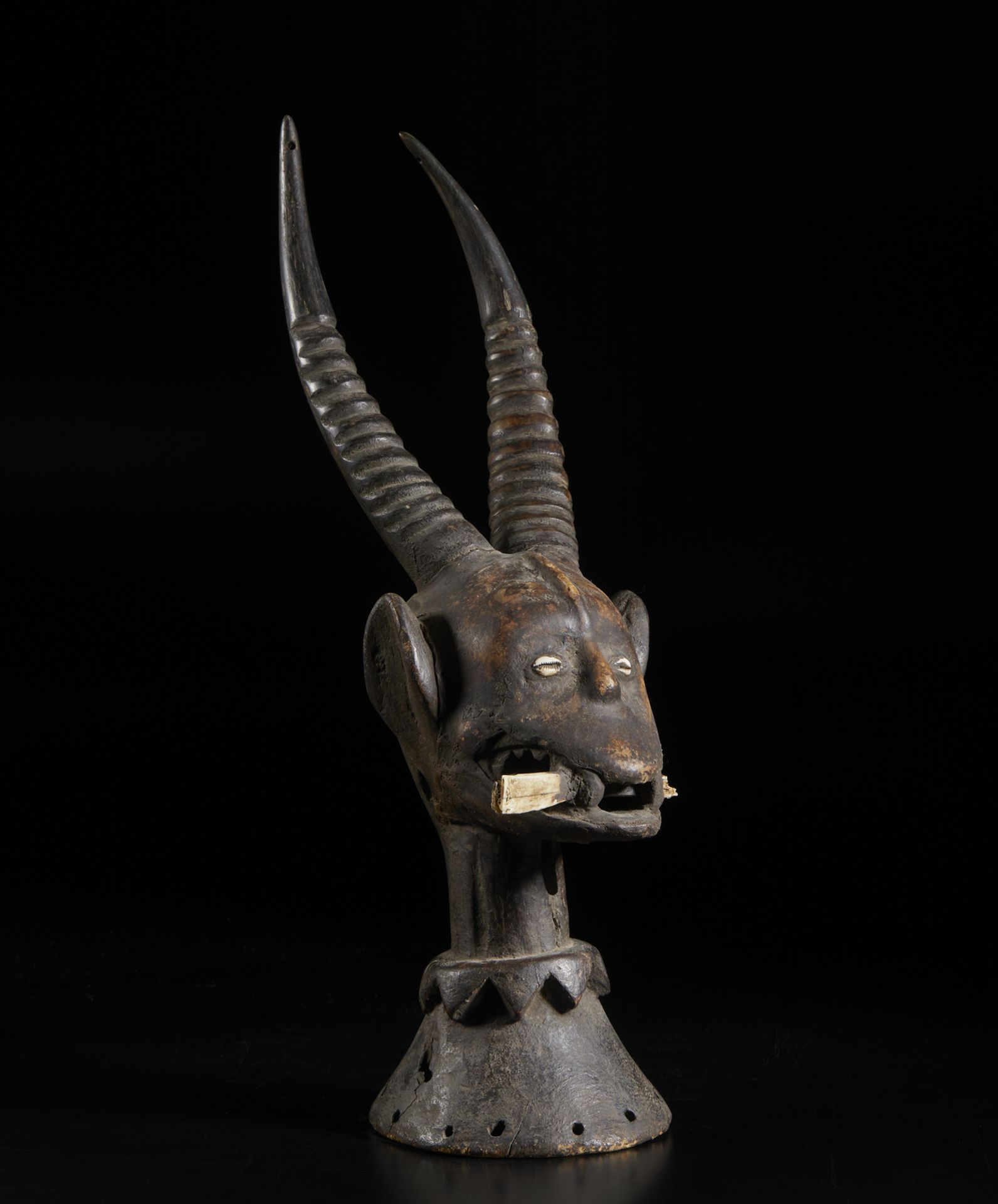 Arte africana Cross River region, Ekoi.Sculpture wood, horn, bone, shells.Signs of use. - Image 3 of 6