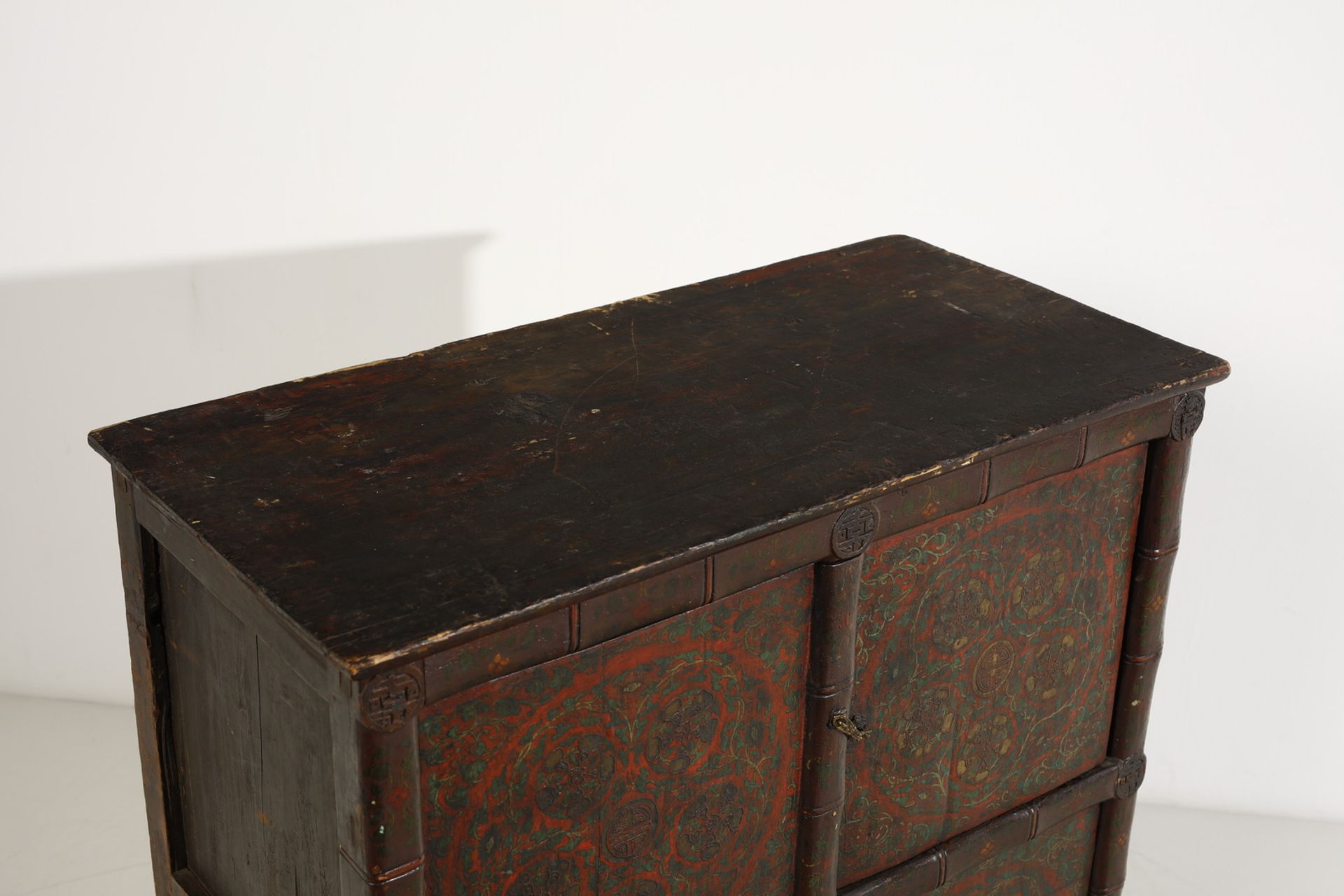 Arte Himalayana A wooden polychrome furniture with brass hinges Tibet, 19th-20th century . - Image 8 of 9
