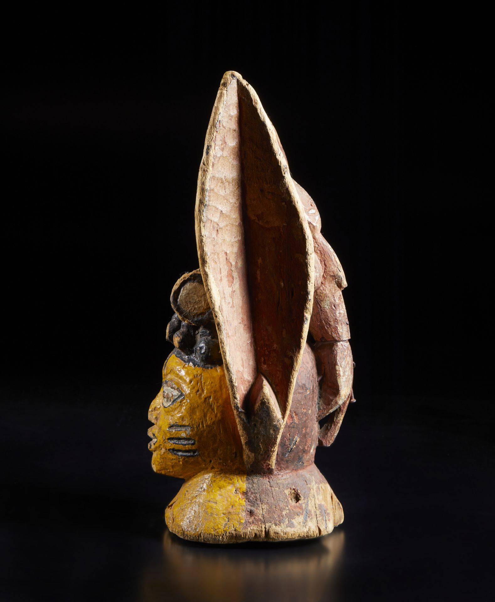 Arte africana Nigeria, Yoruba. Apasa crest mask. Wood and pigments. . - Image 3 of 5