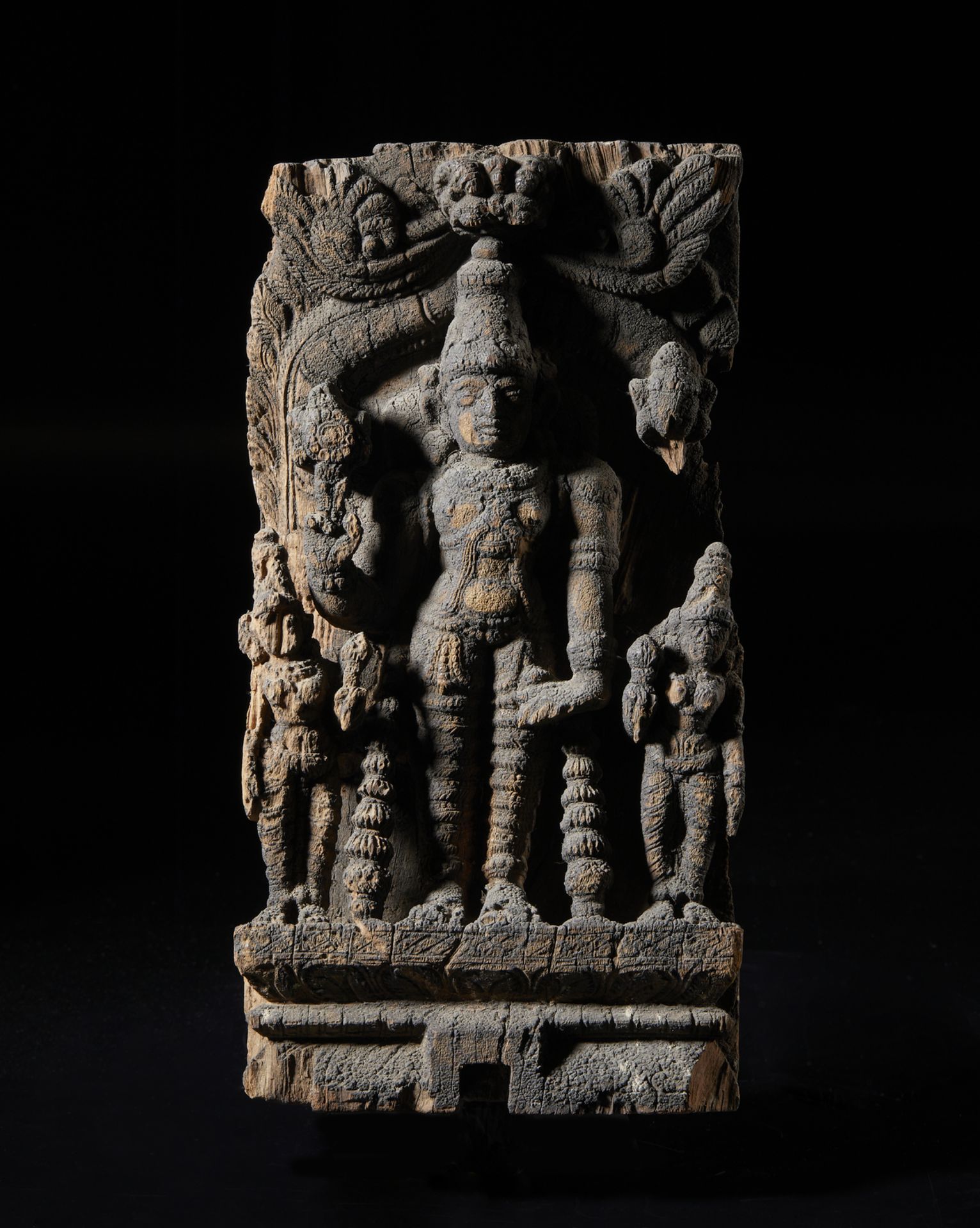 Arte Indiana A wooden panel depicting Lord Vishnu and consorts Southern India, 18th century . - Image 2 of 5