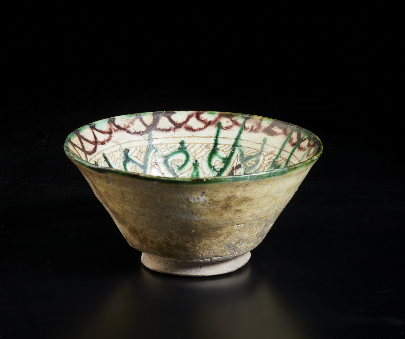 Arte Islamica A terracotta bowl with incised decoration Afghanistan, Bamiyan, 12 - 13th century .