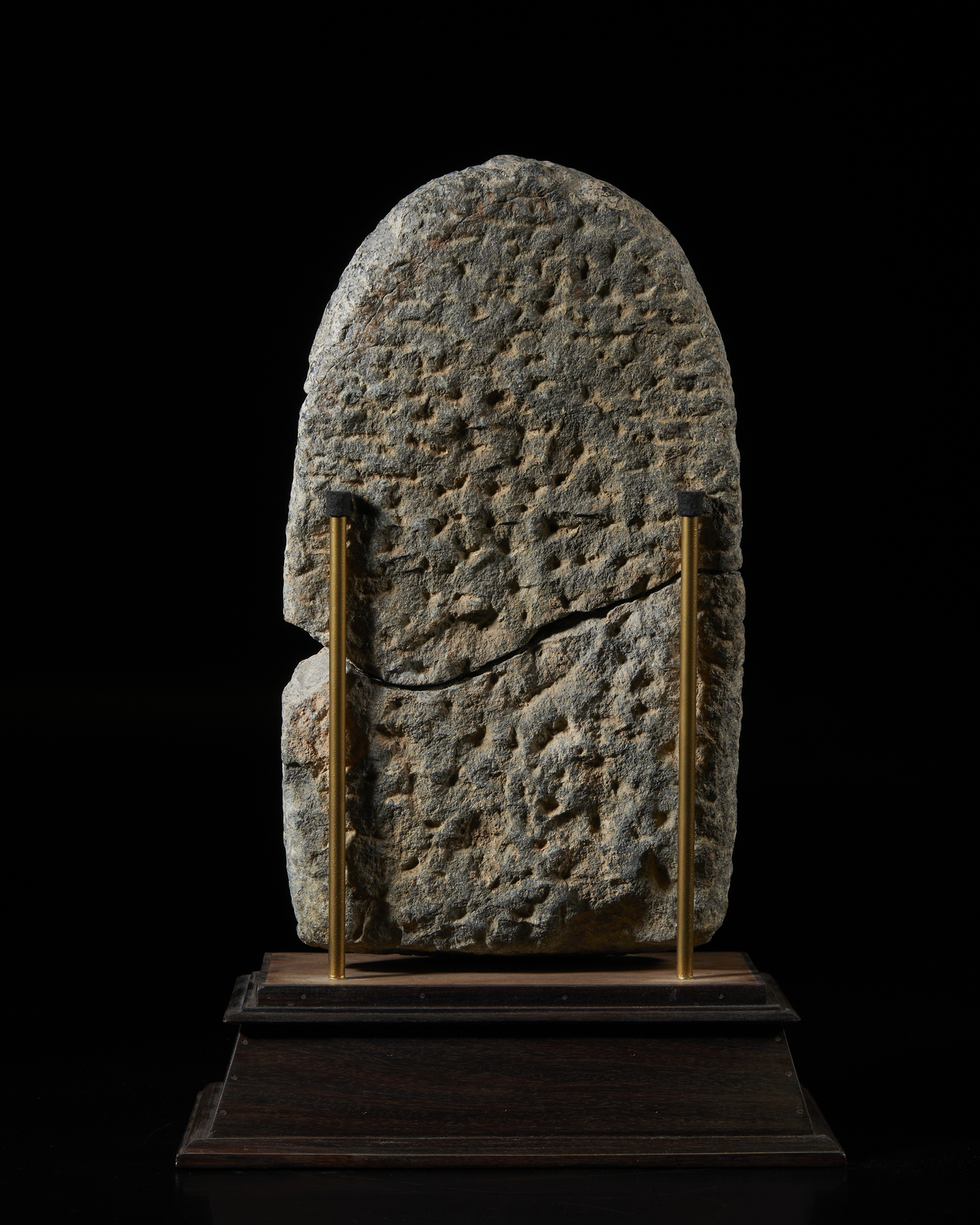 Arte Indiana A black stone stele portraying Lord VishnuNorth-Eastern India, Bihar, Pala period, 11t - Image 6 of 6