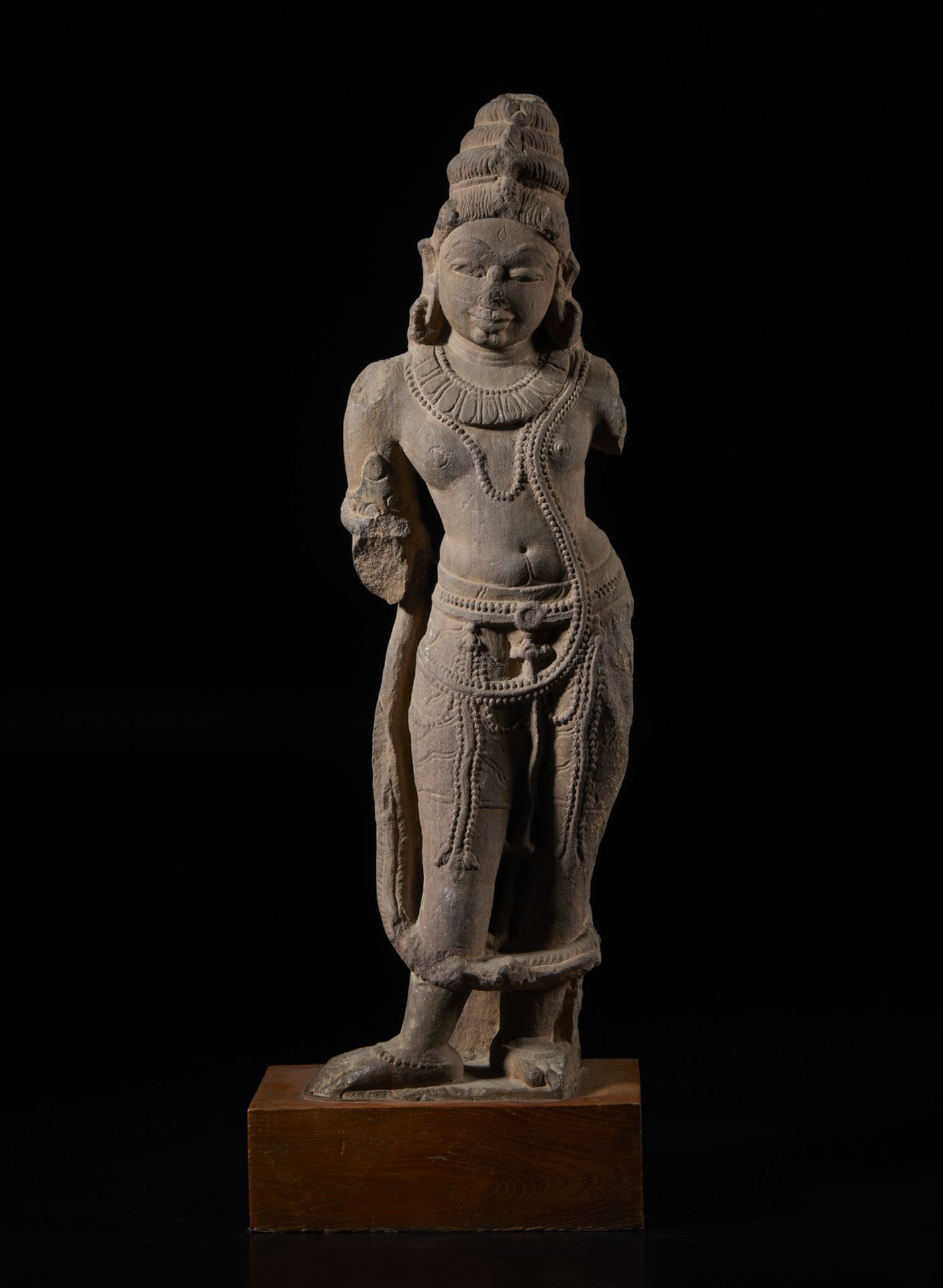 Arte Indiana A sandstone figure of standing Shiva Central India, Madhya Pradesh, Chandella dynasty, - Image 2 of 6