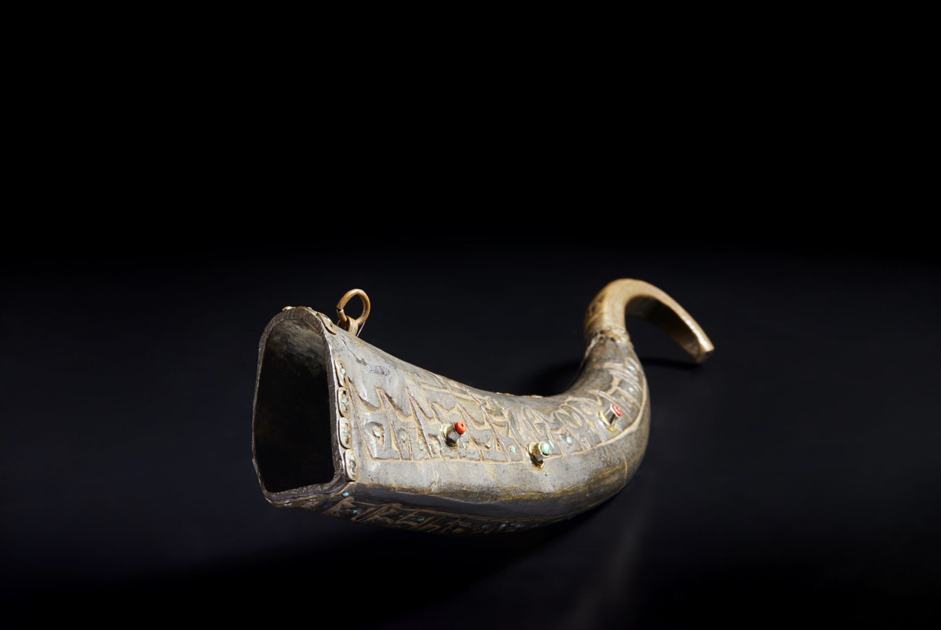 Arte Himalayana  A cerimonial horn instrument Tibet, 19th century . - Bild 2 aus 4