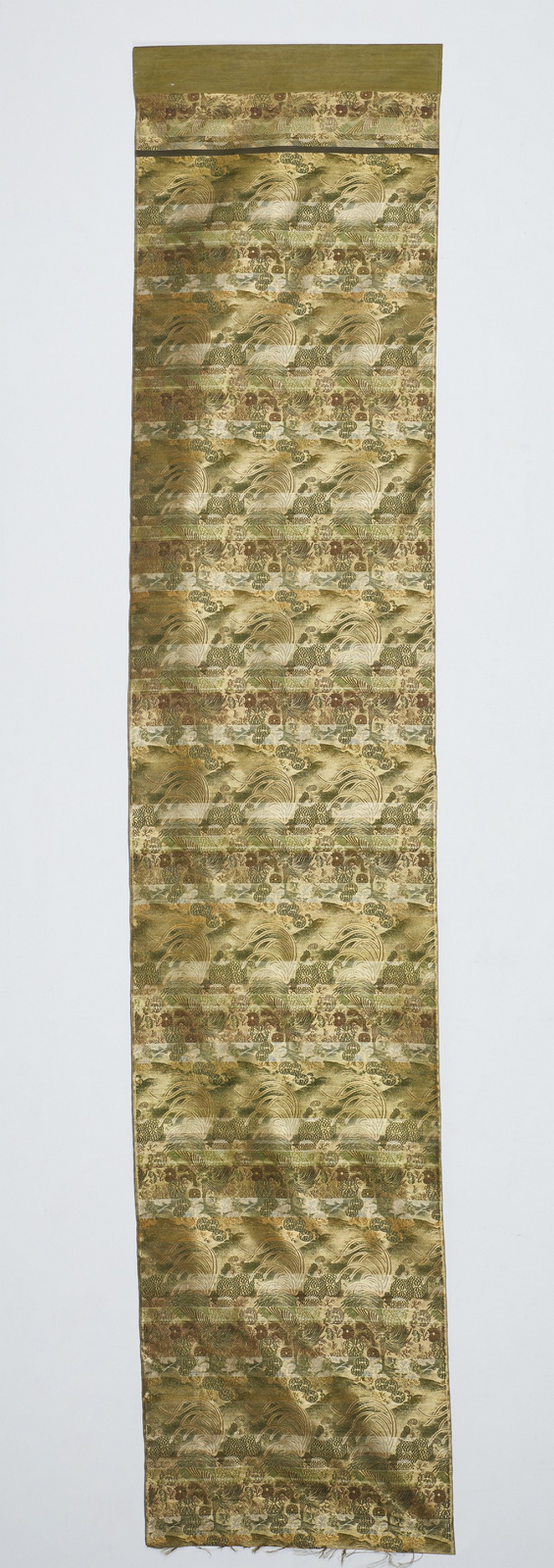 Arte Giapponese A large piece of damascus silk depicting birds and flowers Japan, Meiji, 19th cent - Image 3 of 4
