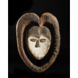Arte africana Gabon, Kwele Mask. Wood and kaolin. .