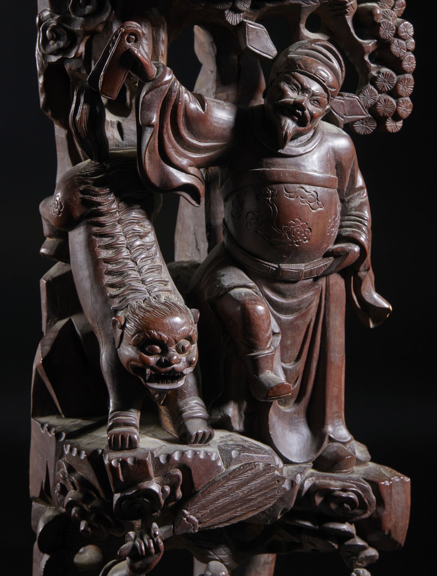 Arte Cinese A large carved hard wood timber depicting a group of Taoist deitiesChina, early 20th ce - Image 7 of 8