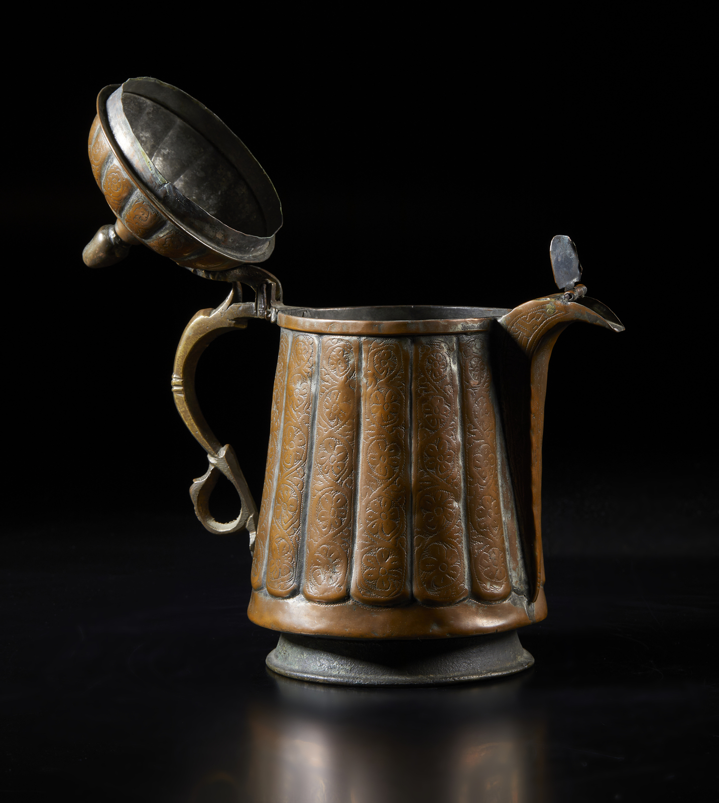 Arte Islamica A large ribbed body copper teapot chiselled with floral motifsKashmir, 19th century . - Image 4 of 4