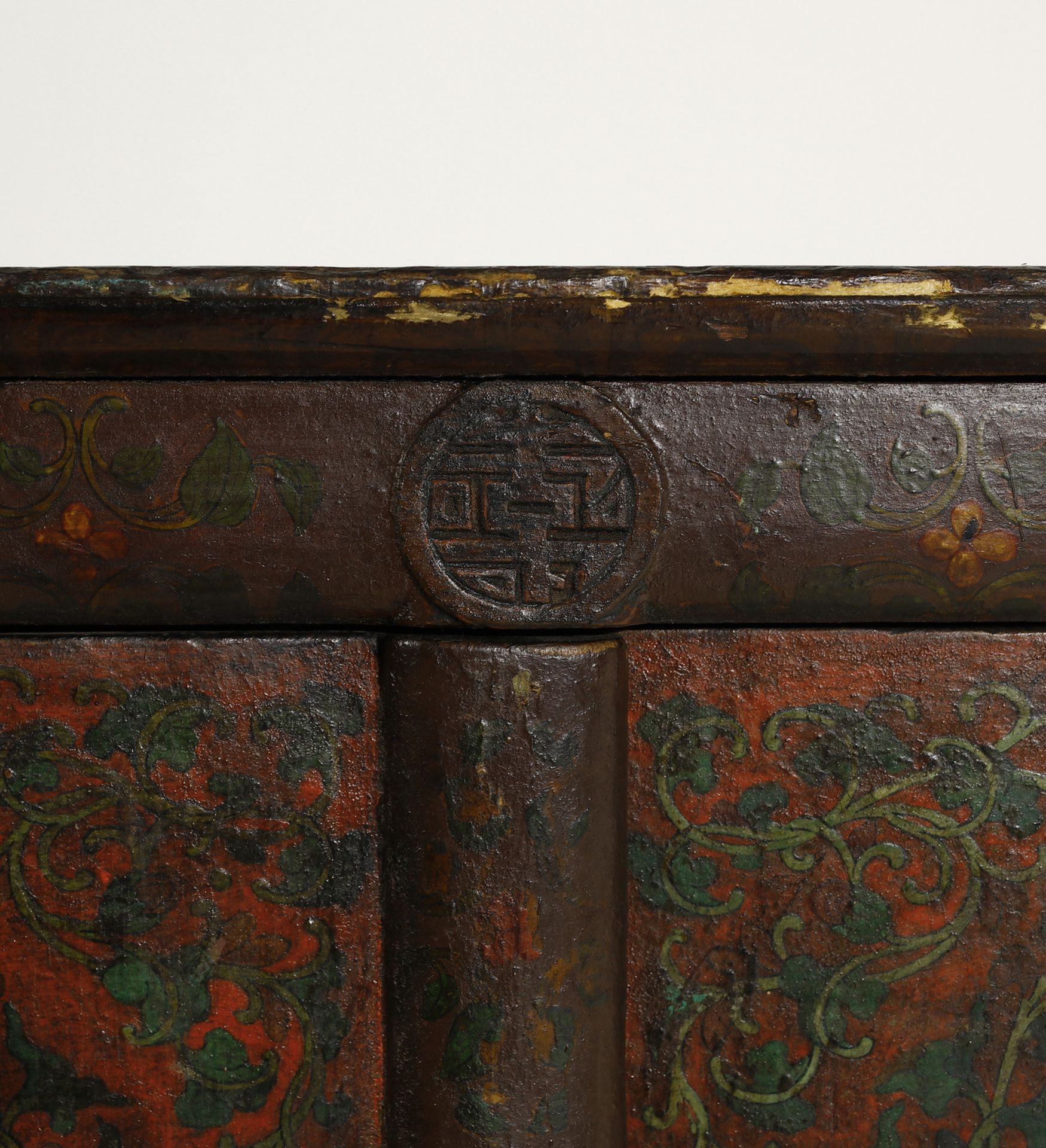 Arte Himalayana A wooden polychrome furniture with brass hinges Tibet, 19th-20th century . - Image 7 of 9