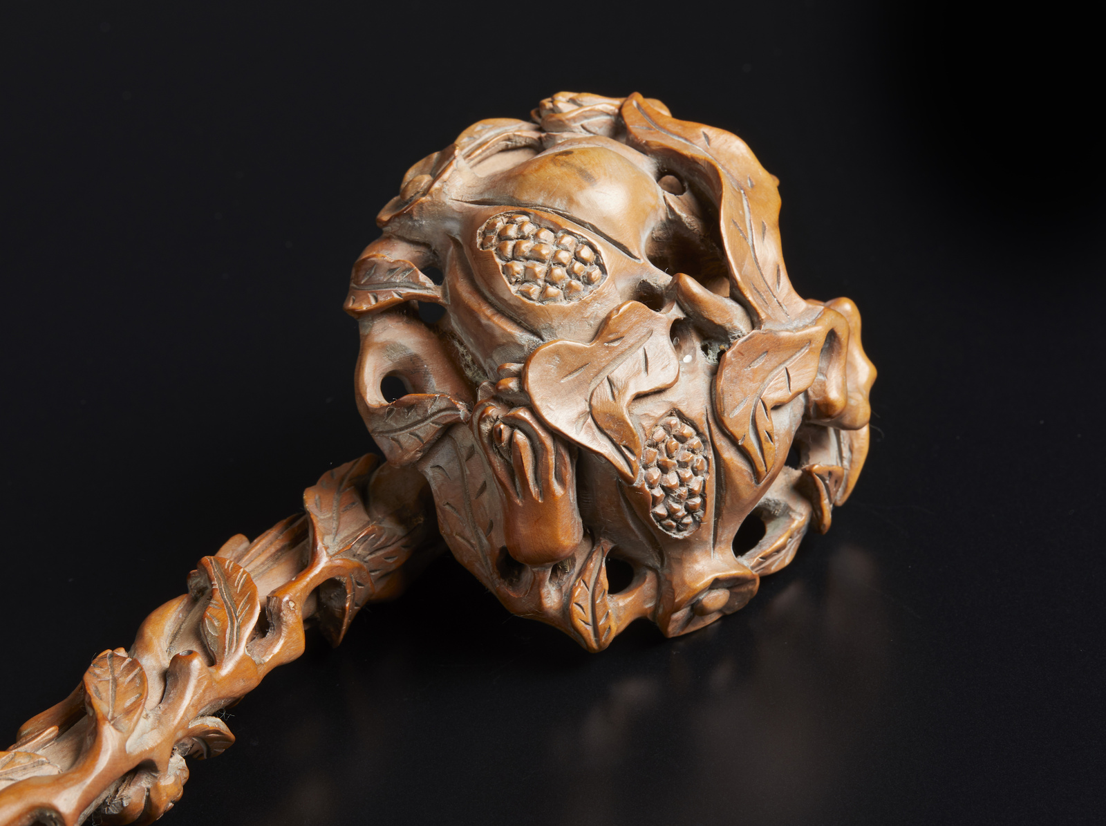 Arte Cinese A boxwood ruyi scepter carved with vegetal motifChina, Qing dynasty, 19th century . - Image 4 of 5