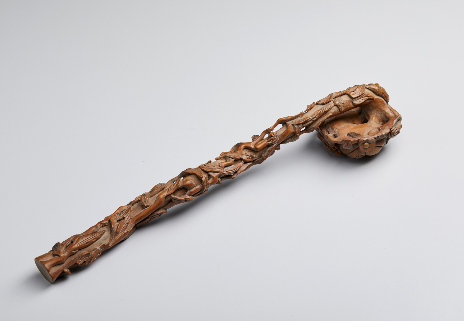 Arte Cinese A boxwood ruyi scepter carved with vegetal motifChina, Qing dynasty, 19th century . - Image 3 of 5