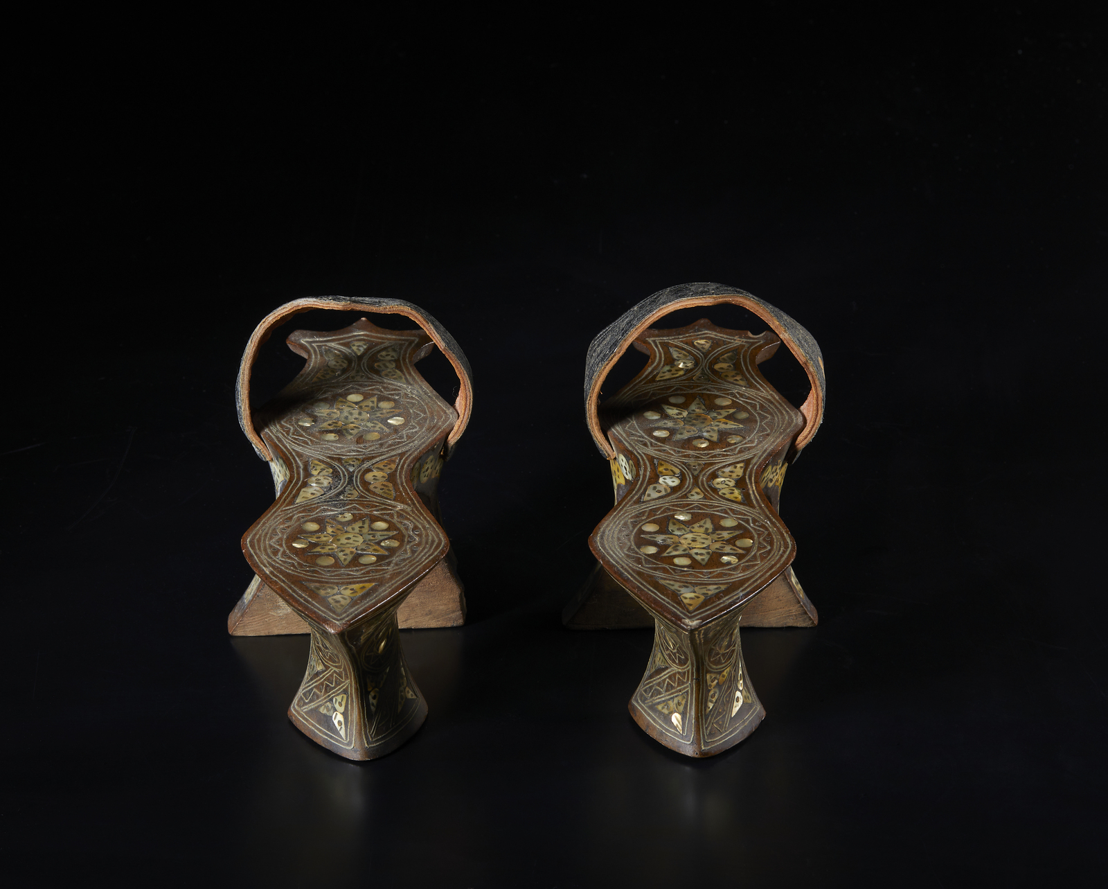 Arte Islamica A pair of mother-of-pearl inlaid wooden hammam clogs Ottoman Turkey, 19th century . - Image 3 of 4
