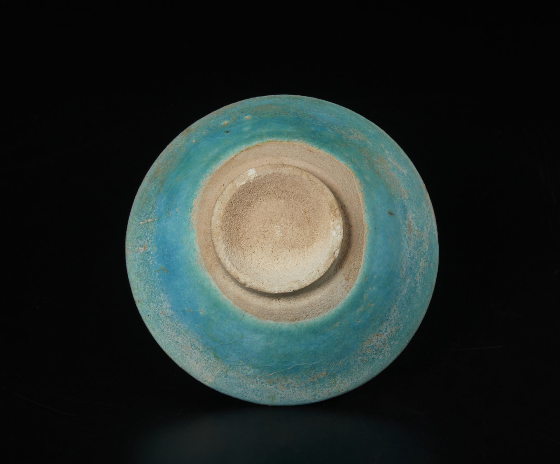 Arte Islamica A monochrome turquoise glazed fritware bowl Eastern Iranian world, possibly Bamiyan, - Image 4 of 4