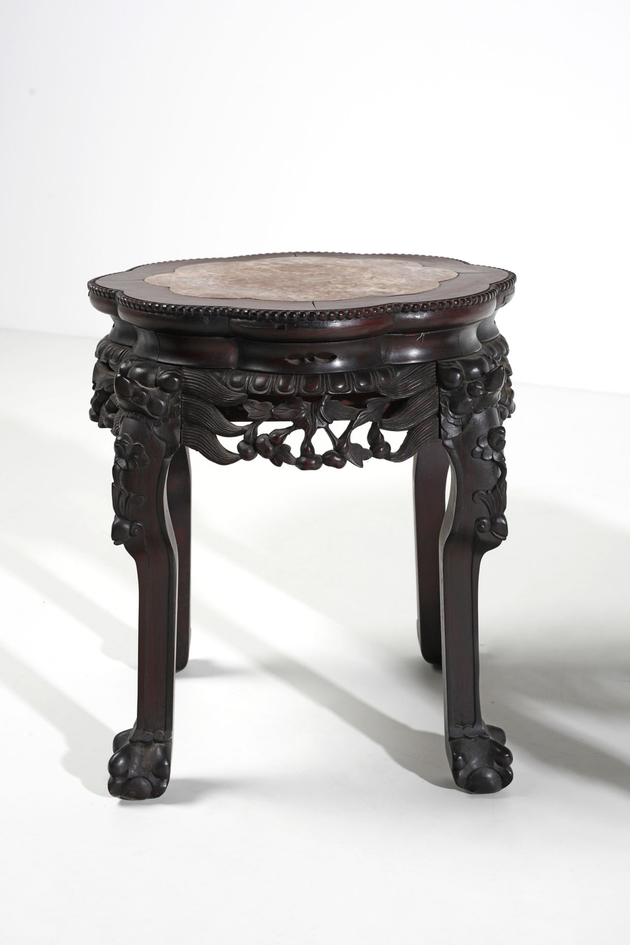 Arte Cinese A pair of wooden stools with pink marble top China, Qing dynasty, 19th century . - Image 4 of 7