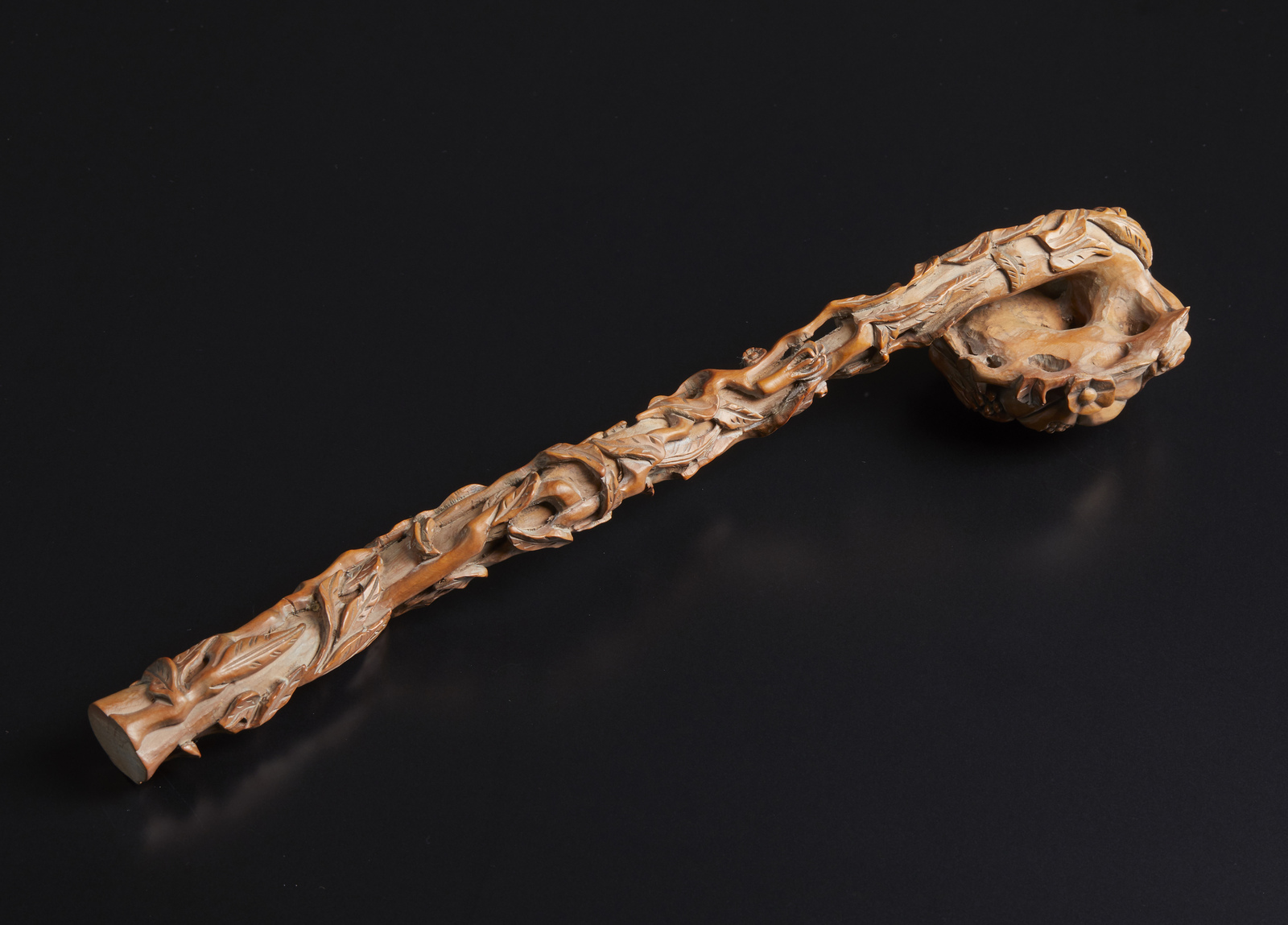 Arte Cinese A boxwood ruyi scepter carved with vegetal motifChina, Qing dynasty, 19th century . - Image 5 of 5